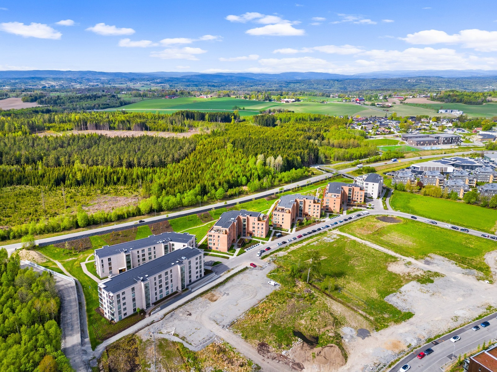 I den store felleshagen har landskapsarkitektene lagt vekt på å skape et godt bomiljø, med alt fra parsellhager, bocciabane og en rik beplantning av frukt- og bærvekster. Galleribilde