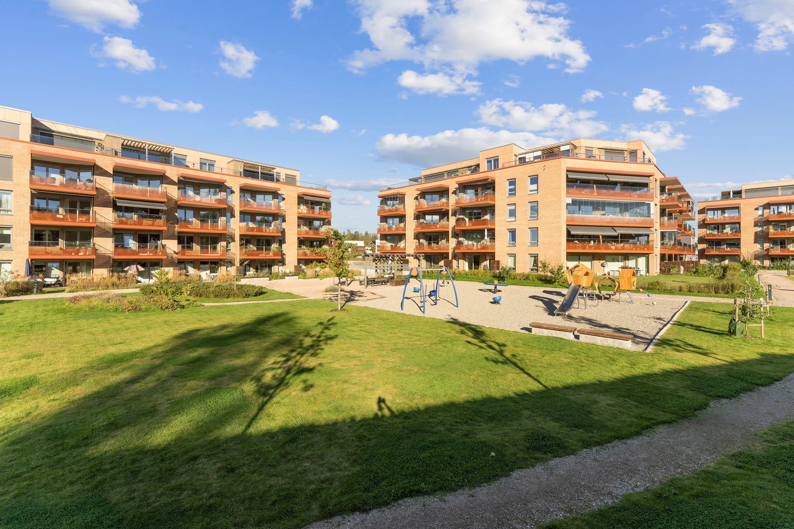 En moderne 2-roms m/vestvendt terrasse og privat hagedel på ca 46 kvm. Galleribilde