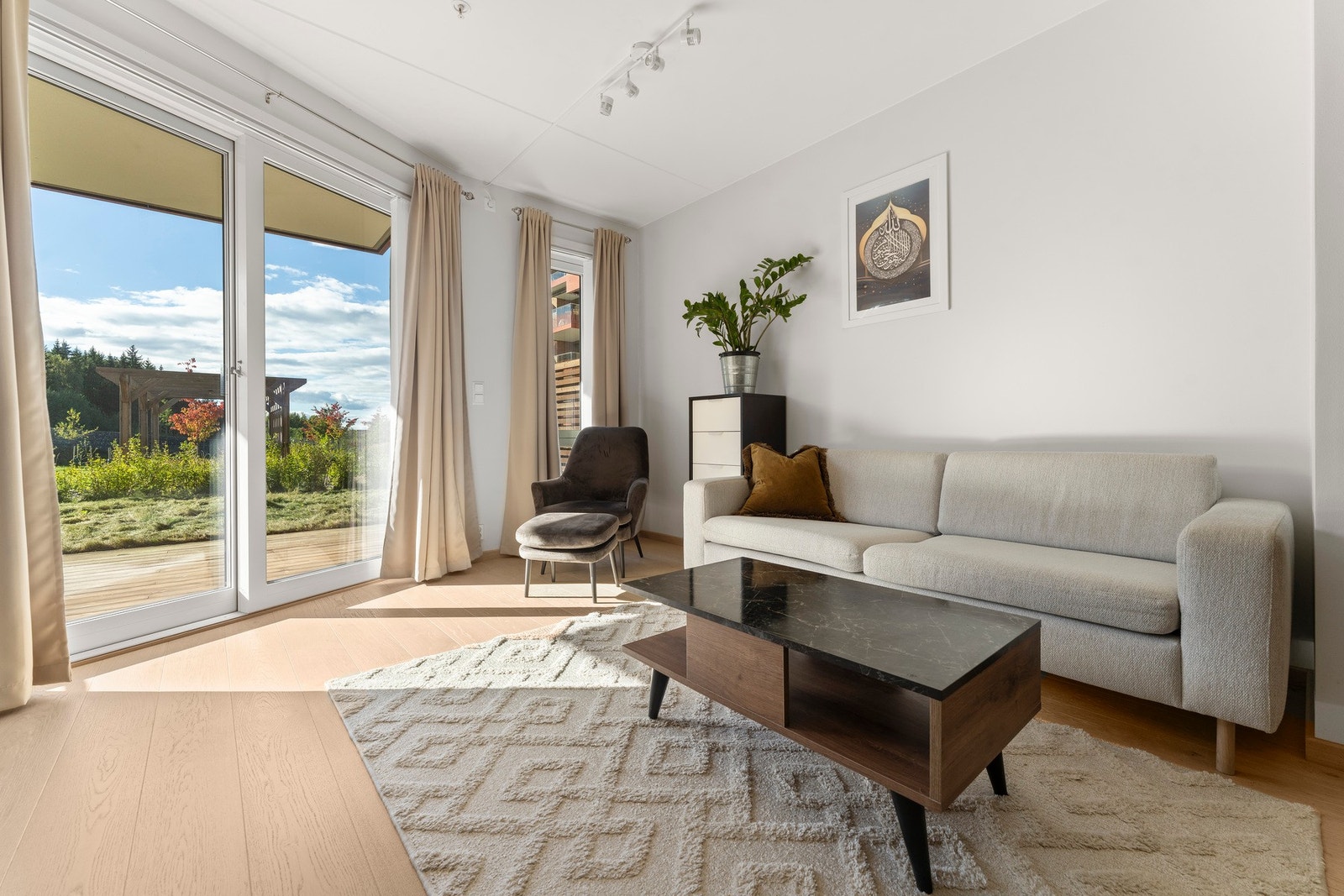 Fra stuen er det utgang til en stor uteplass på totalt 46 kvm opparbeidet med terrasse, plen og busker. Galleribilde