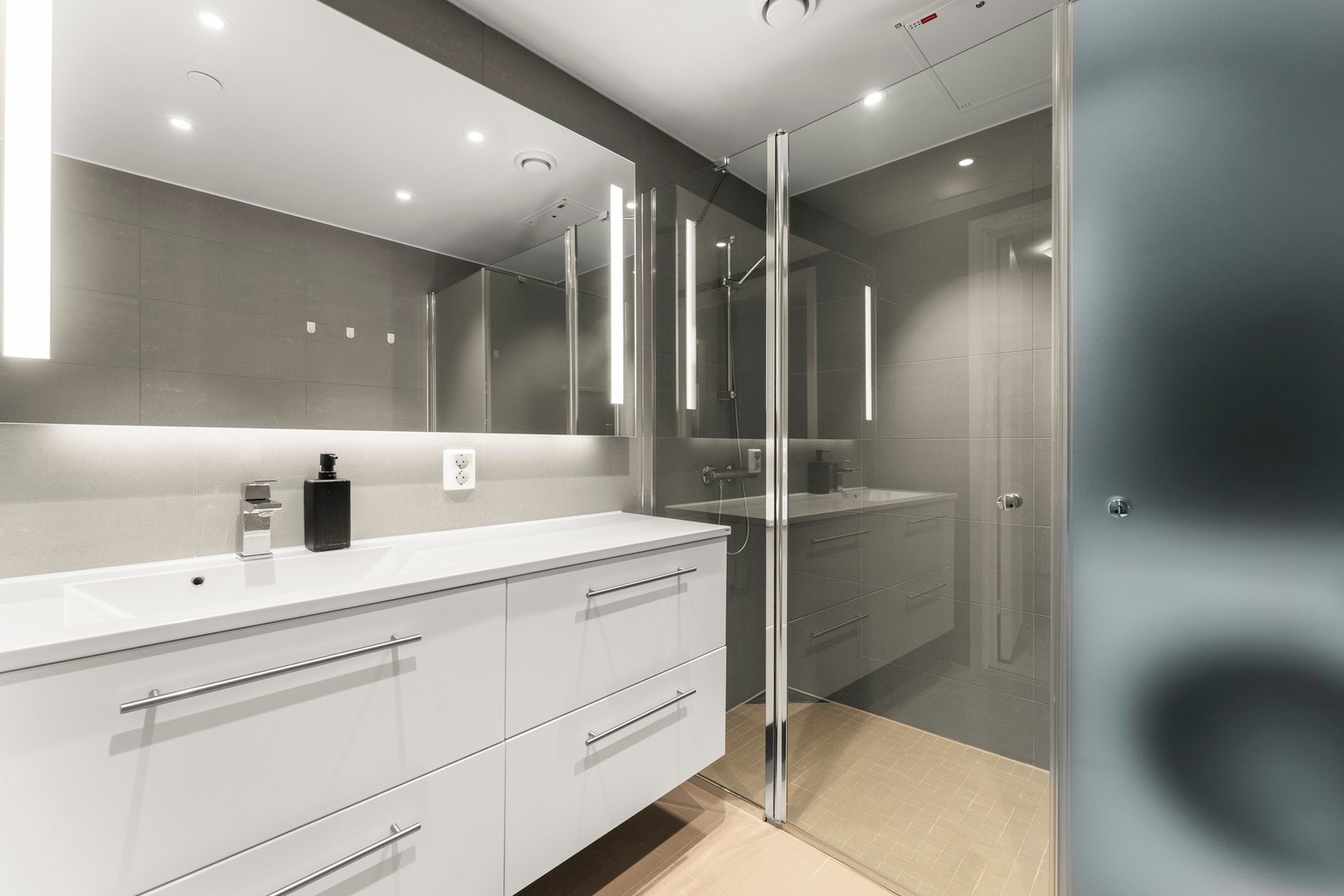 Her er det godt med lagringsplass og varmekabler i gulv. Galleribilde