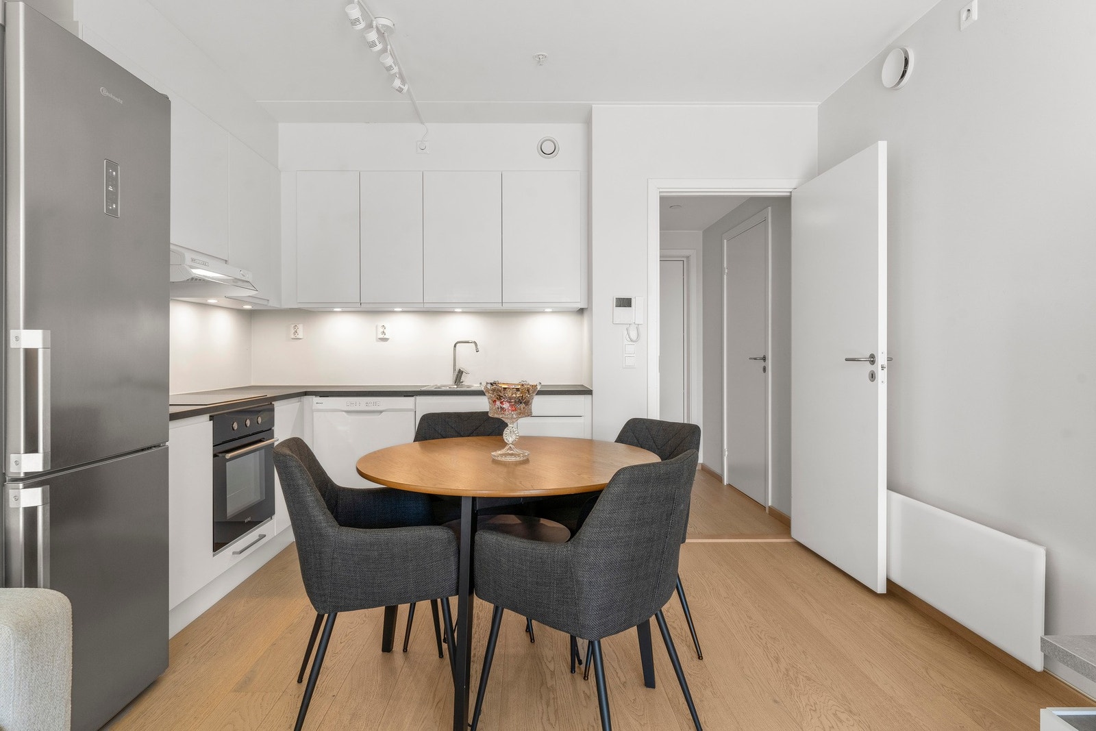 Kjøkkenet er fra Sigdal, med glatte fronter og benkeplate av laminat. Galleribilde