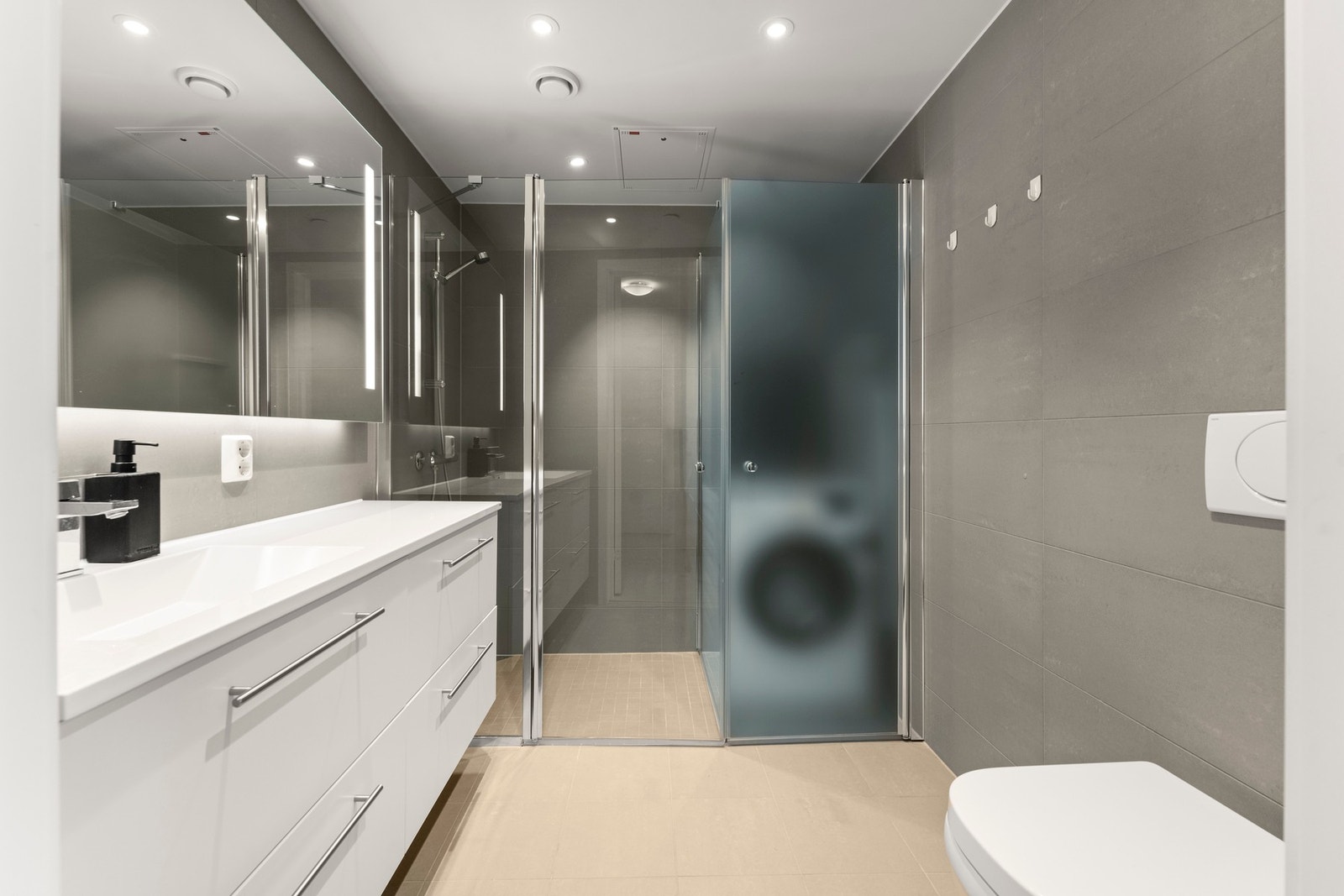 Bad/vaskerom er meget delikat med den populære Skifabrikknisjen for opplegg av vaskemaskin og tørketrommel. Galleribilde