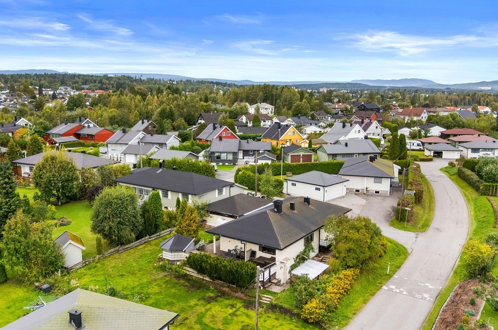 Eiendommen ligger i et trygt og barnevennlig nabolag på Råholt, med kort vei til skoler, butikker og turområder. Galleribilde