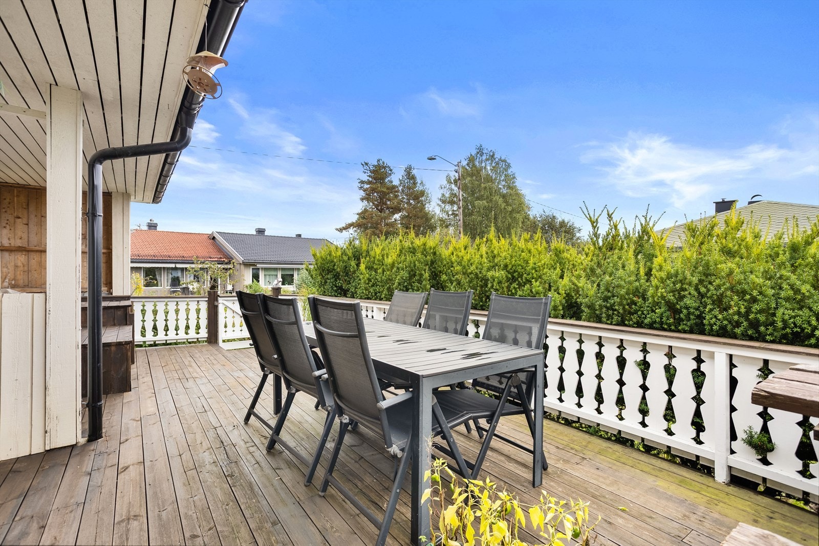 Terrassen er delvis overbygget og har god plass for en stor sittegruppe. Galleribilde