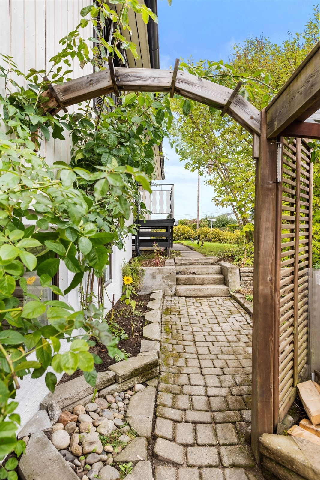 Sjarmerende gangstier og beplantning skaper en fin ramme rundt eiendommen. Galleribilde