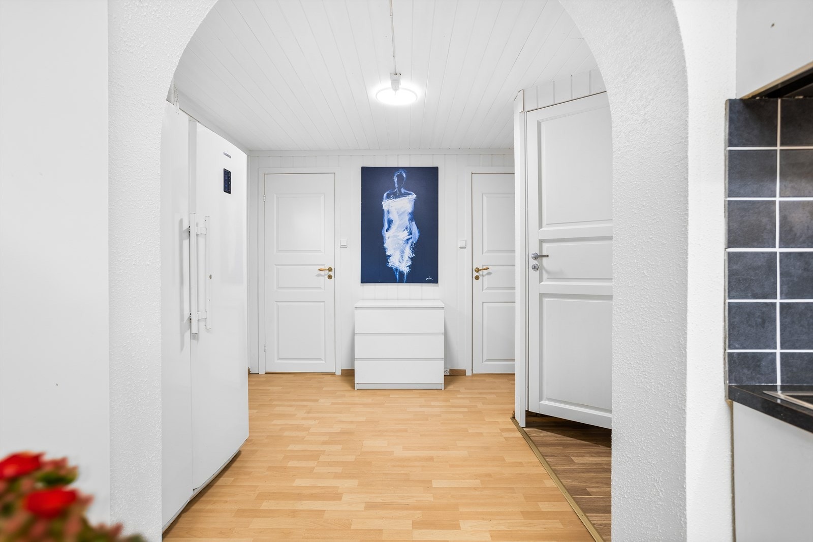 En sentral gang binder sammen rommene i kjelleren på en effektiv måte. Galleribilde