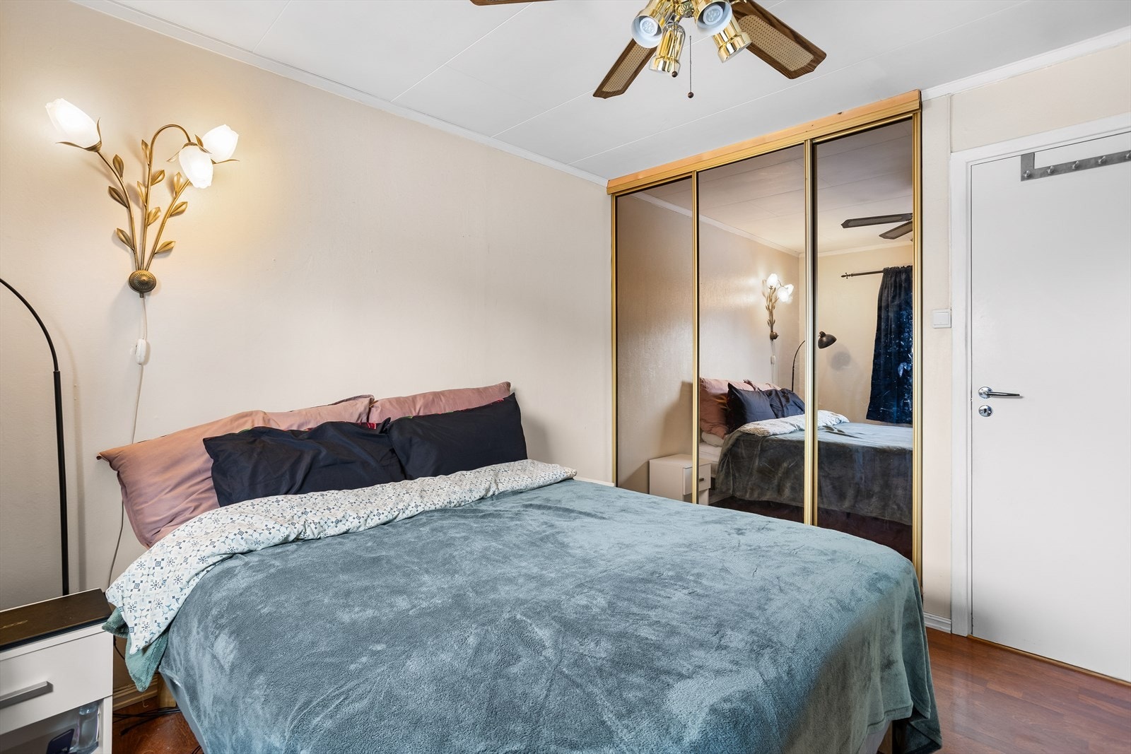 Hovedsoverommet er utstyrt med en romslig skyvedørsgarderobe med speilfronter for effektiv oppbevaring. Galleribilde