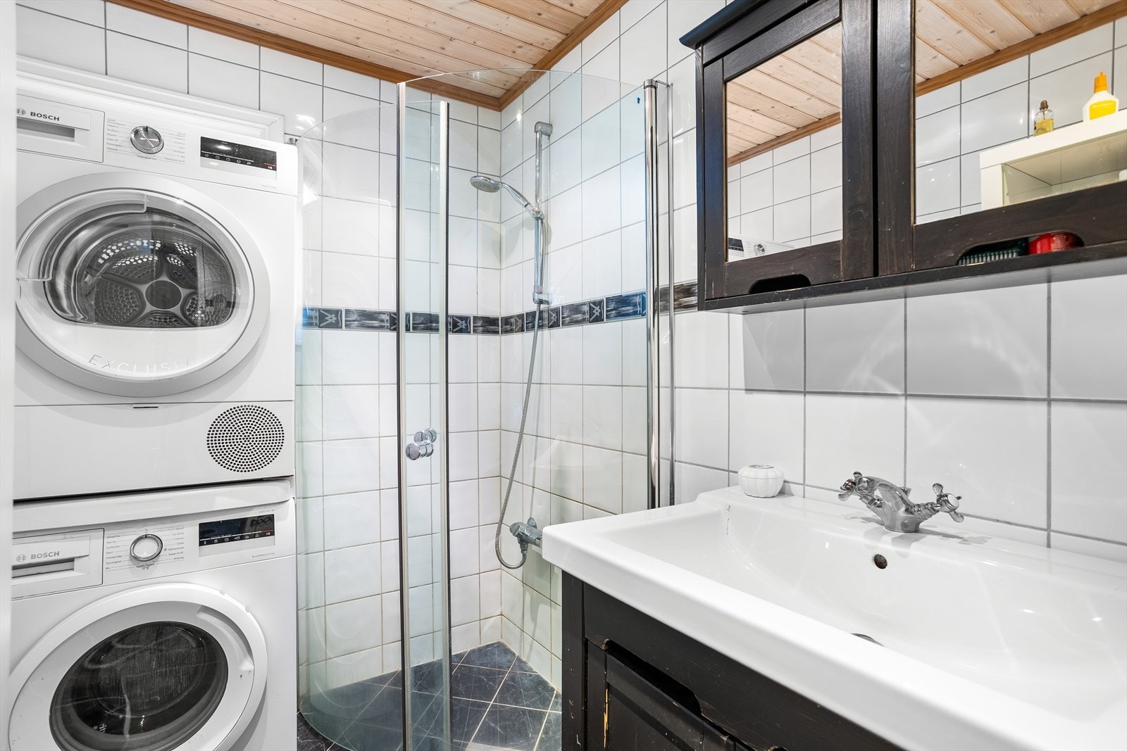 Badet i første etasje er flislagt og har varmekabler i gulvet, dusjhjørne og opplegg for vaskesøyle. Galleribilde