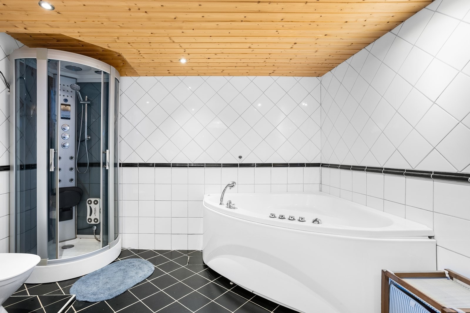 Det romslige badet i kjelleren er utstyrt med både dusjkabinett og badekar, og har varme i gulvet. Galleribilde