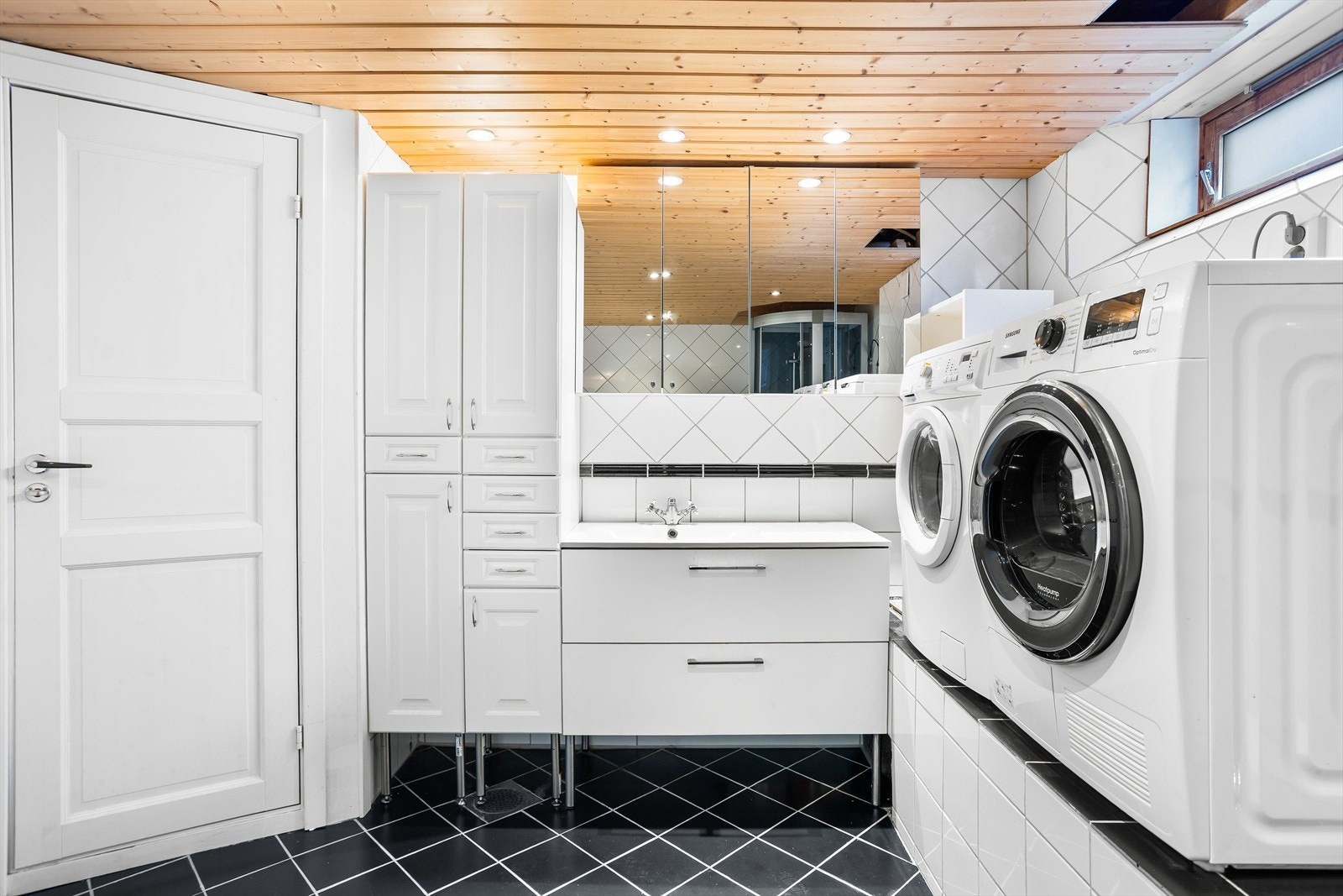 Badet fungerer også som vaskerom, med praktisk opplegg for vaskemaskin og tørketrommel. Galleribilde