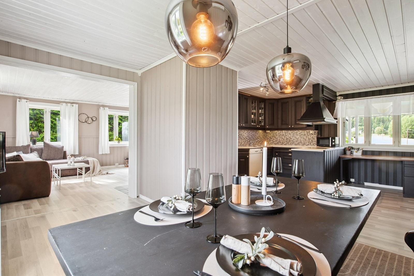 Fra spisestuen er det en åpen og praktisk overgang til både kjøkkenet og stuen. Galleribilde