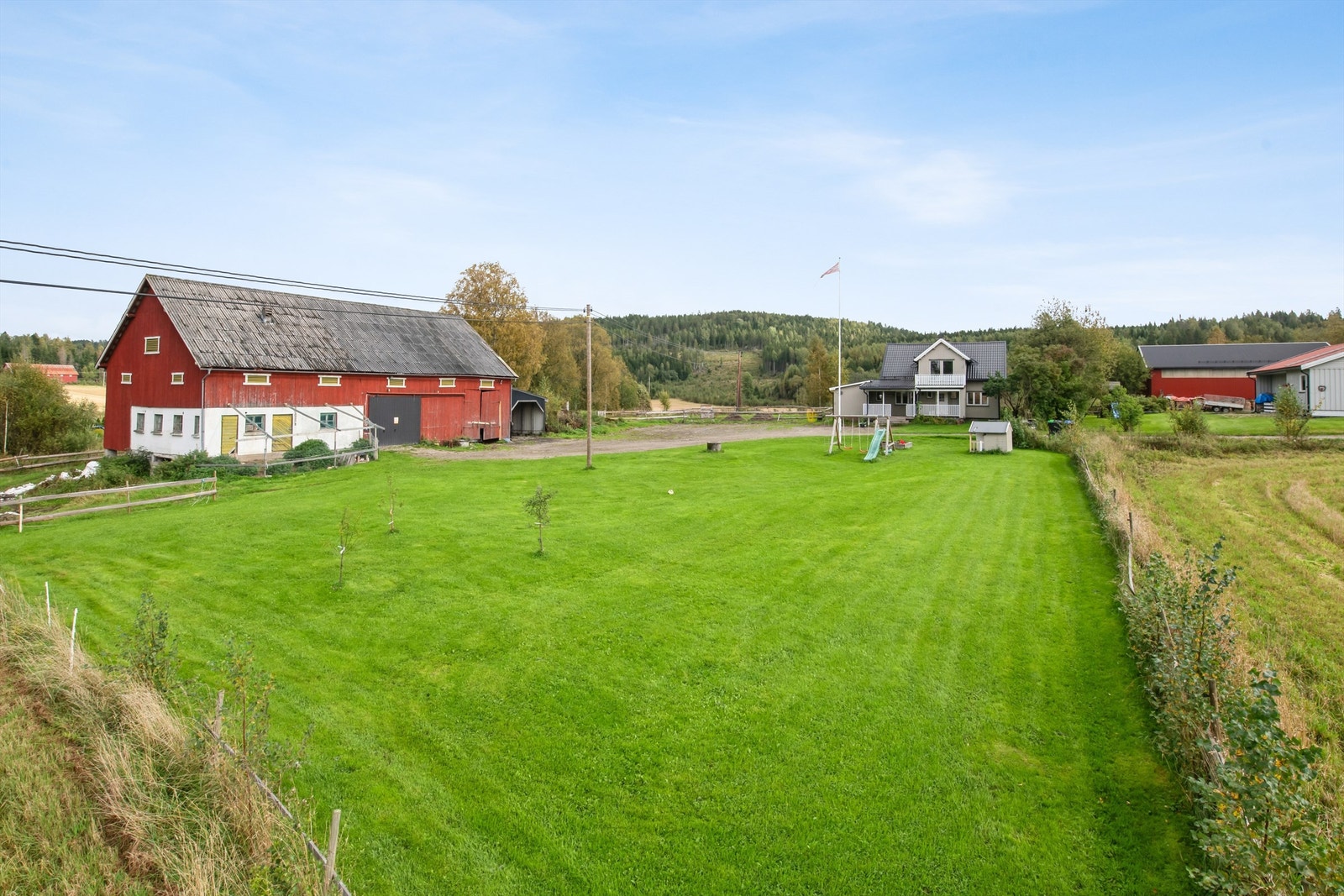 Den store, flate tomten er ideell for utendørsaktiviteter og gir en følelse av åpenhet og privatliv. Galleribilde