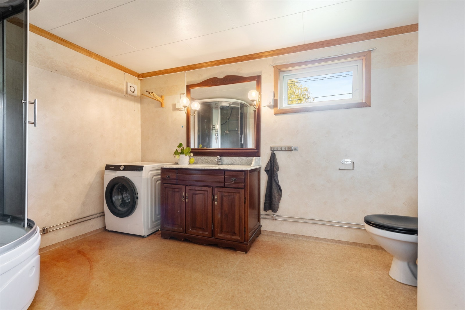 Her på badet er det elektrisk gulvvarme for økt komfort, og ventilasjon skjer via en elektrisk vifte. Galleribilde