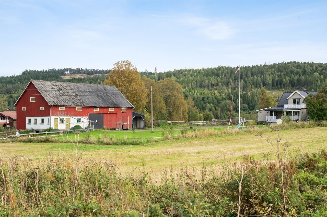 Eiendommen ligger i et landlig og fredelig område på Magnor, omgitt av åker og skog. Galleribilde