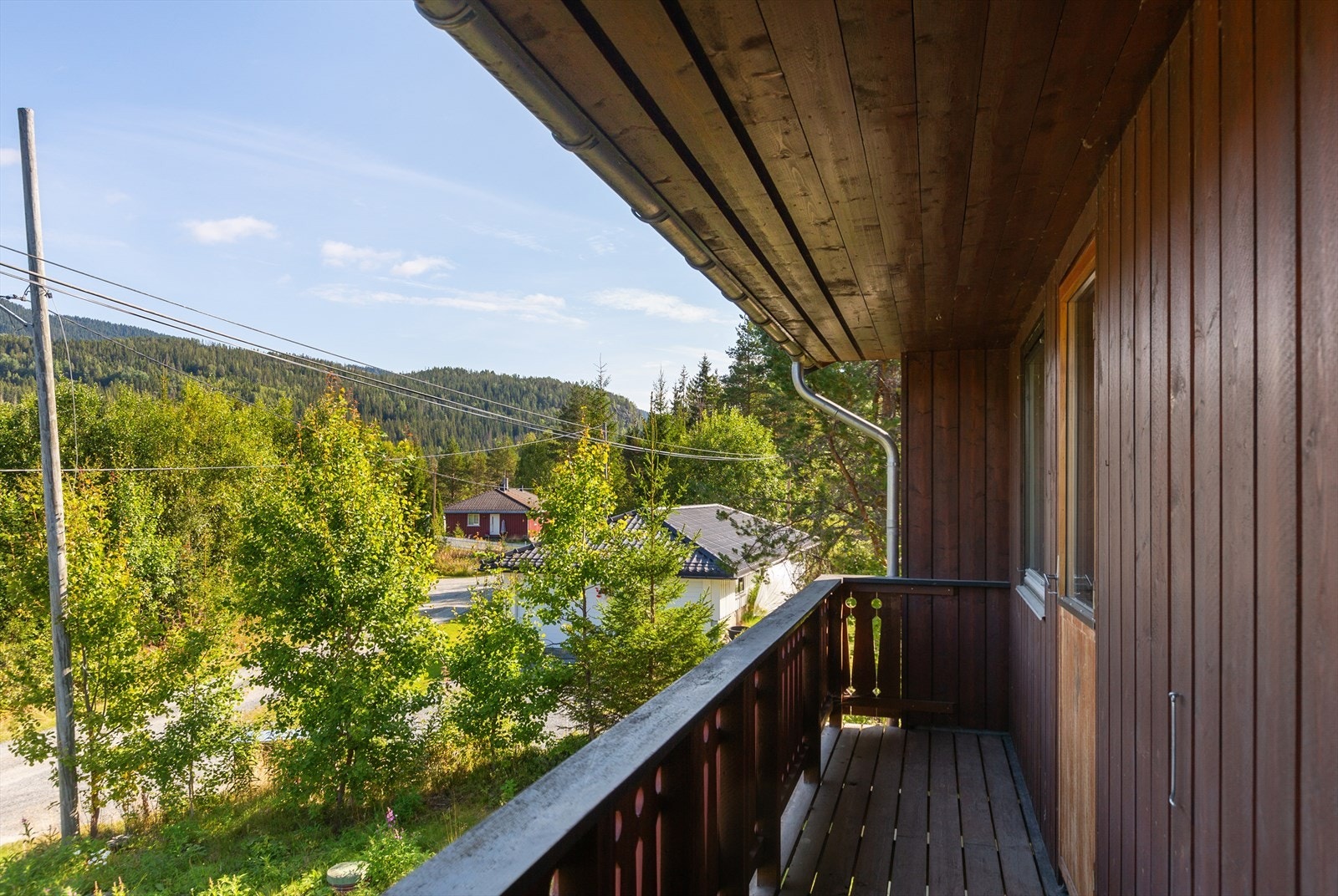 Høymisskogen 5 ligger i Vestre Slidre kommune, og i Slidre sentrum finner en Vestre Slidre skule med 1-10 trinn, barnehage, kulturhus, legesenter, butikk, bank m.m. Galleribilde