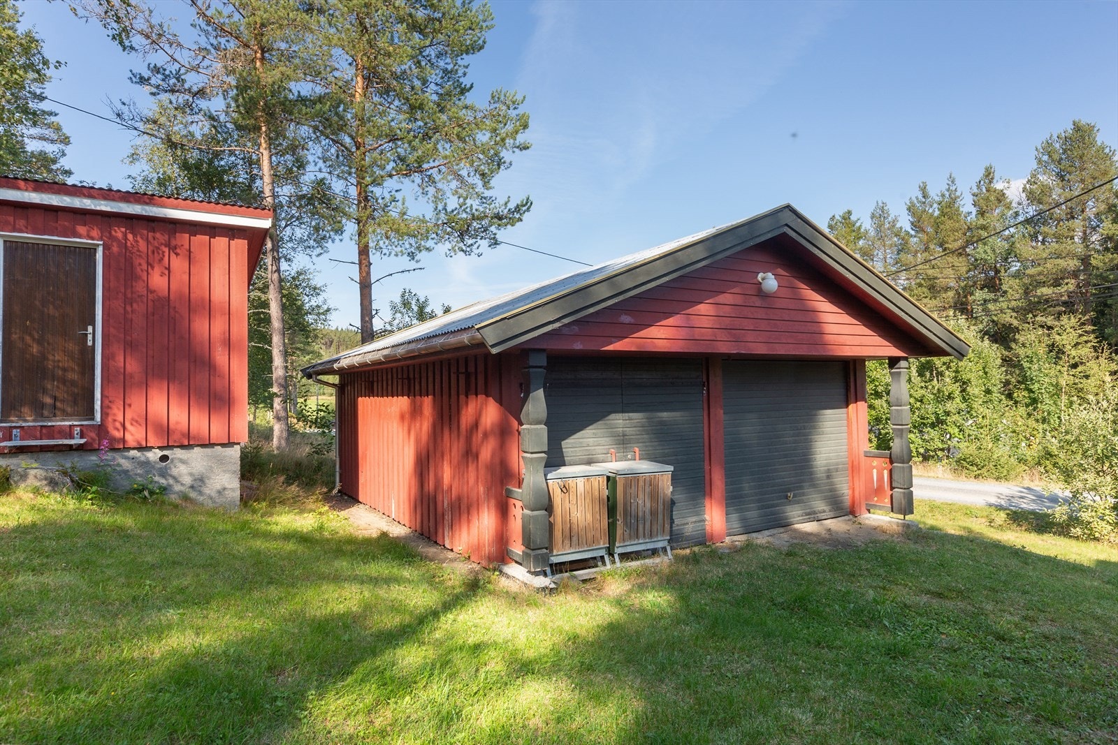 På tunet er det også et mindre uthus. Dette følger ikke med i salget. Galleribilde