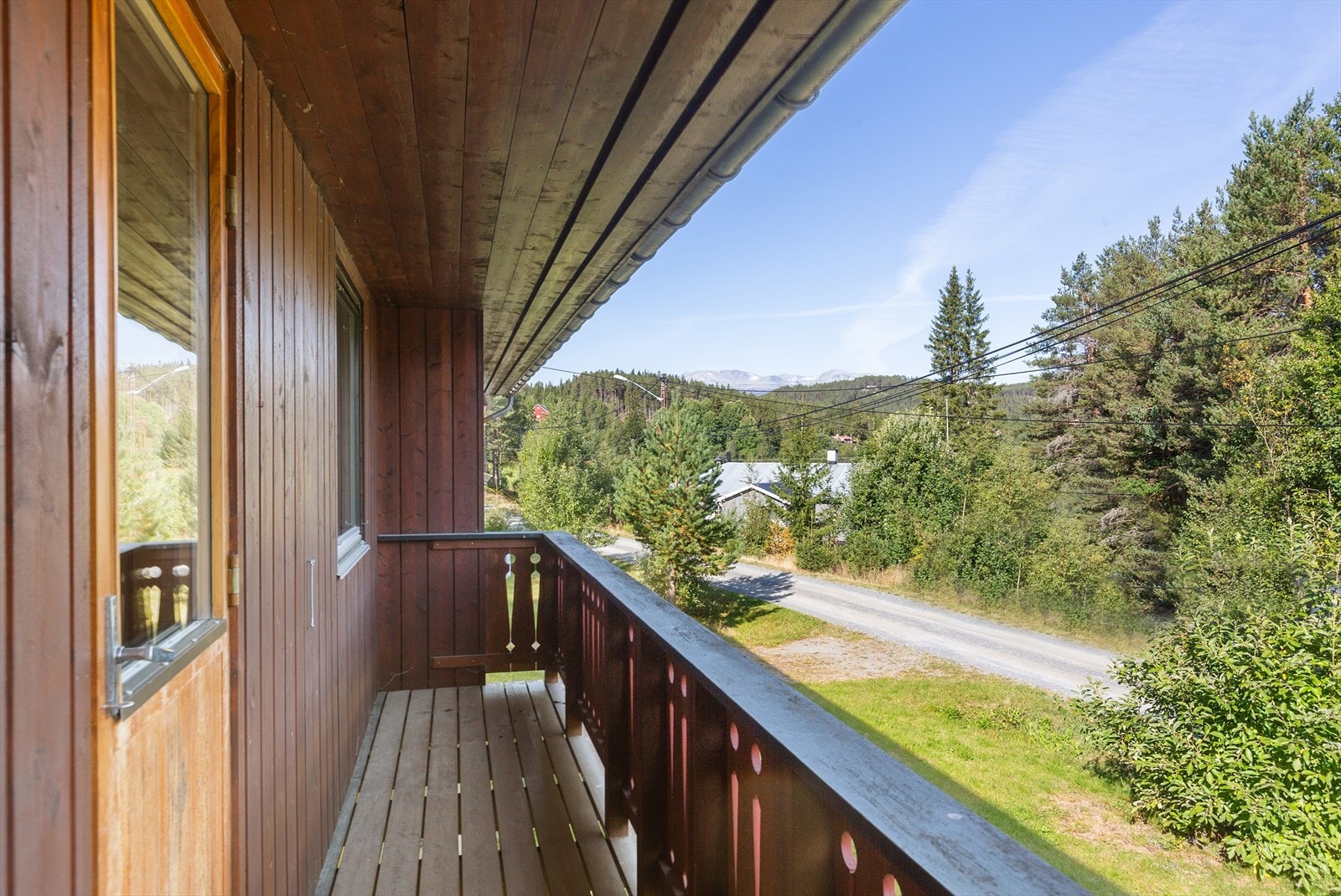 Fra boligen, som har godt med sol i sommerhalvåret, men noe mer begrenset om vinteren, er det utsikt utover nærområdet. Galleribilde