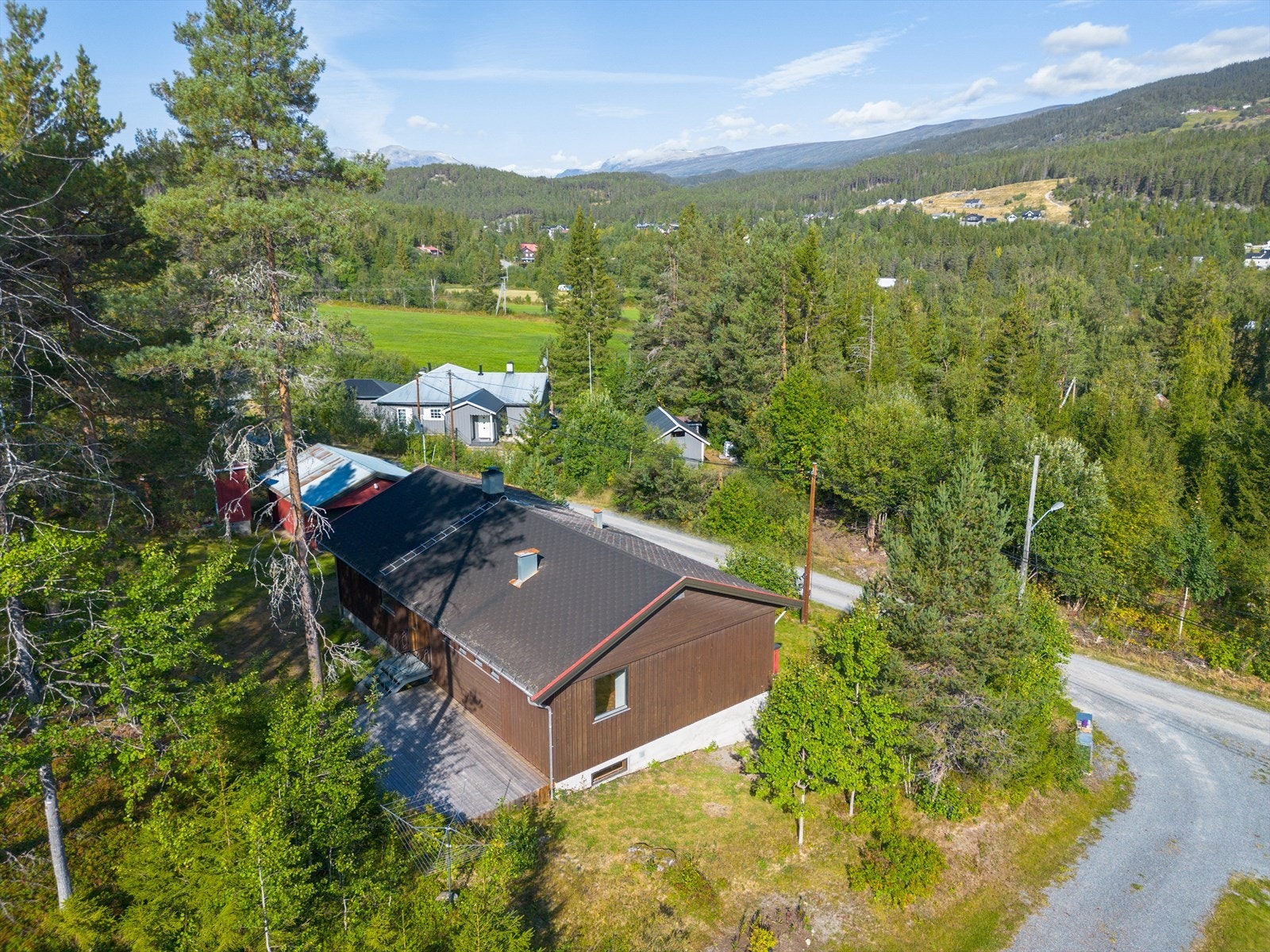Dette er et rolig og barnevennlig område med spredt bolig- og gårdsbebyggelse, og kort vei til butikker og servering i Ryfoss, samt til fine turområder for sykkel og ski. Galleribilde