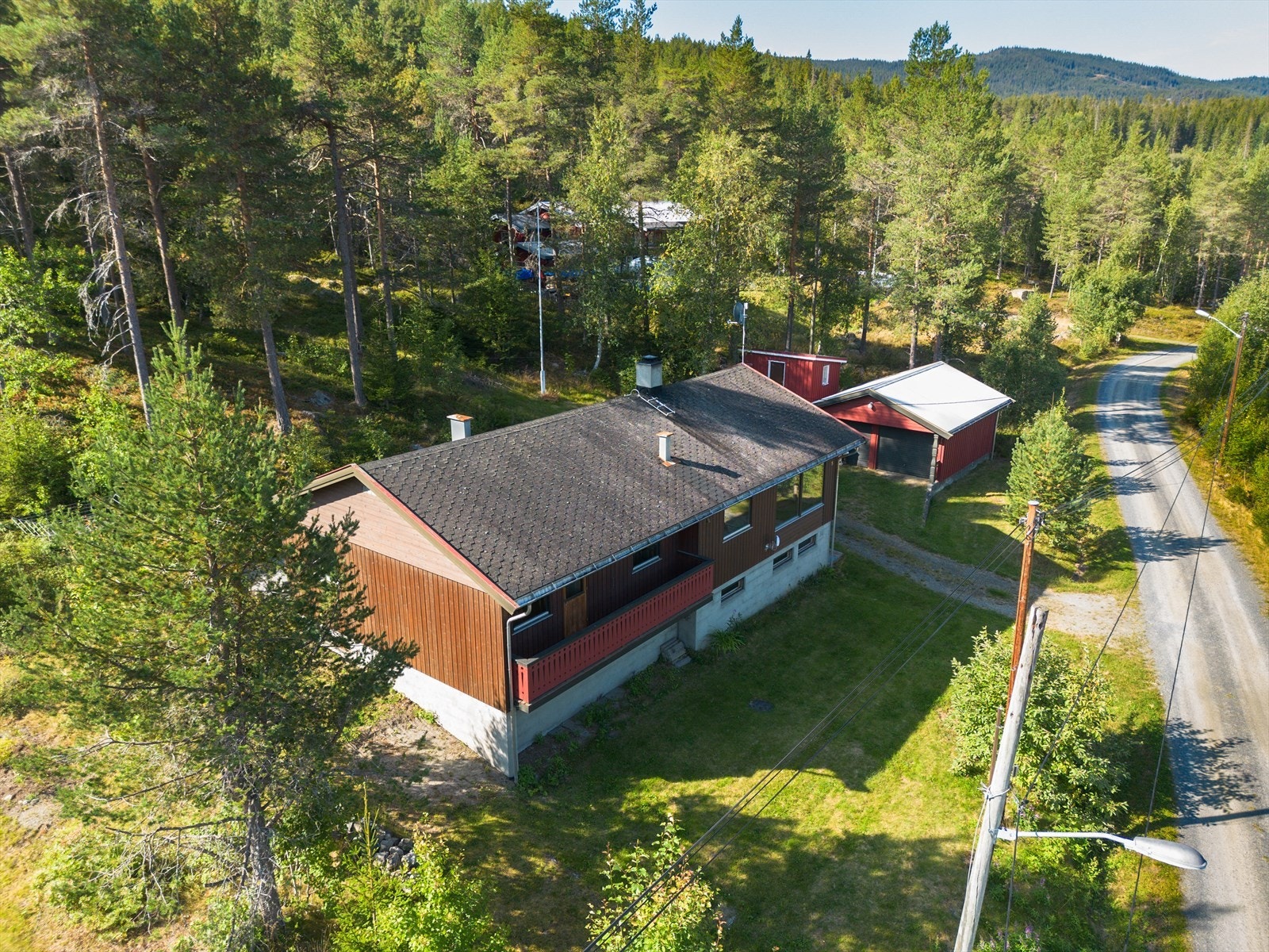 Fra eiendommen er det ca. 1 km til sentrum av Ryfoss med bl.a. velassortert Joker-butikk, YX bensinstasjon, kaféen Sara's Mat, treningssenter, frisør og bruktbutikken Mormors skatter. Det er heller ikke mer enn ca. 3 km til byggvareforretningen Montér. Galleribilde