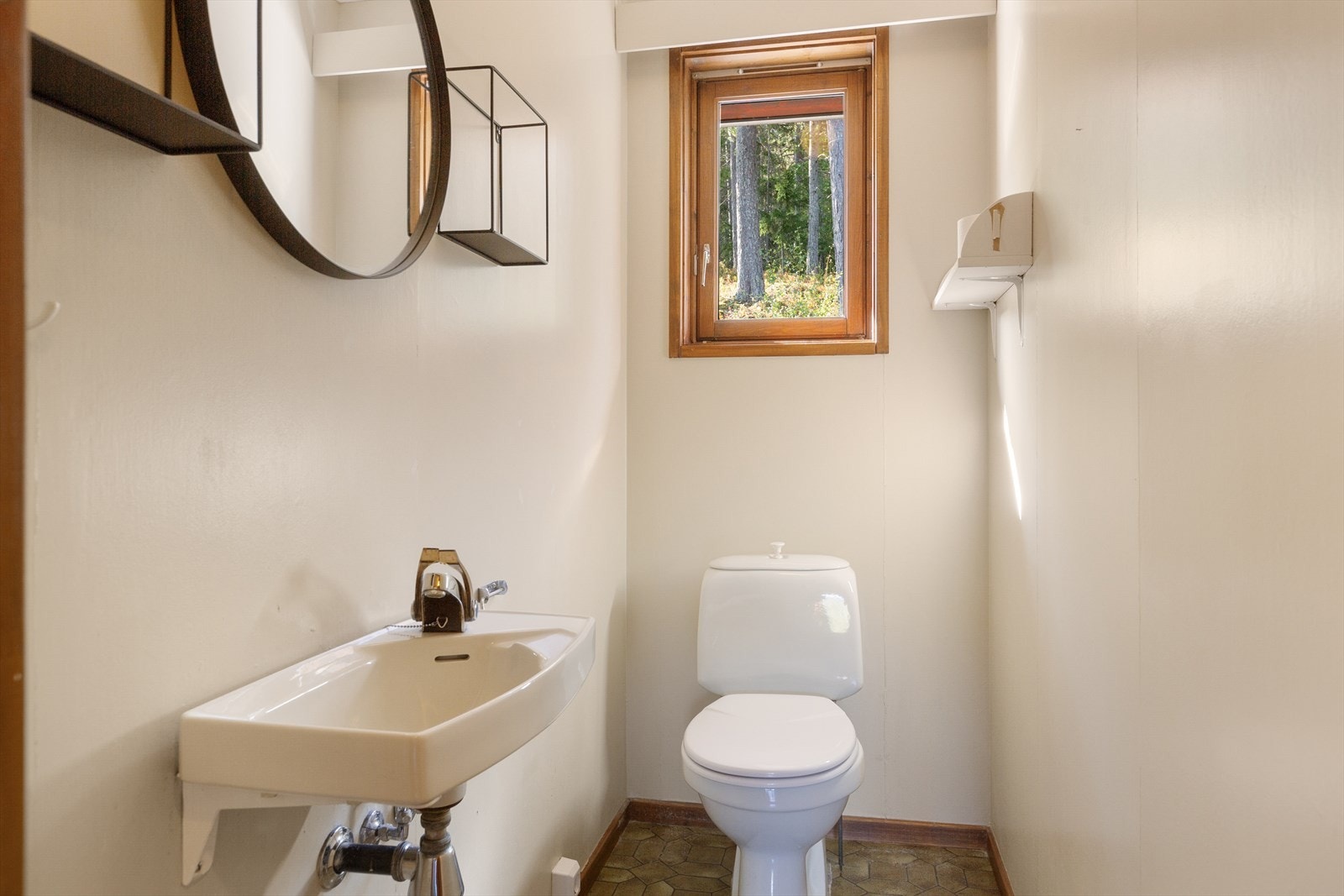 Nær badet er det eget toalettrom med servant og wc. Både bad og toalettrom varmes opp av vegghengt stråleovn. Galleribilde