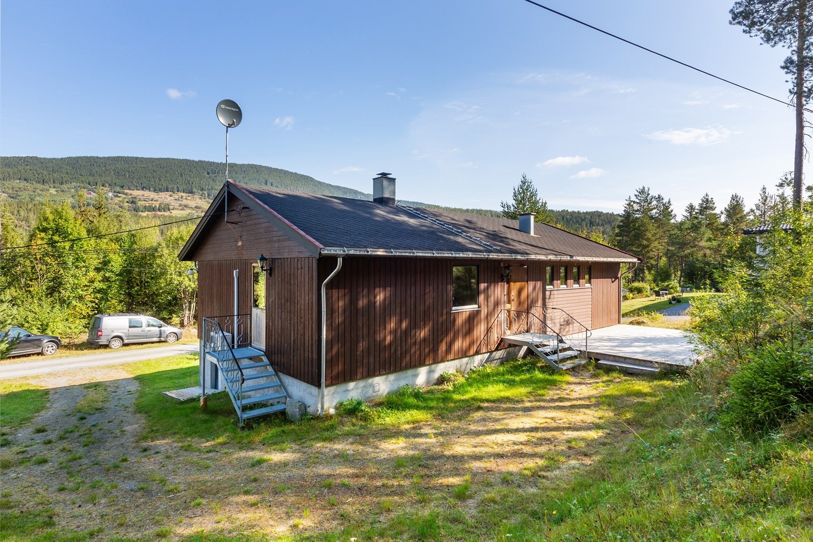 Fra eiendommen er det heller ikke mer enn en snau 1 mil opp til vakre fjellområder på Midtre Syndin, med nydelig terreng for opplevelsesrike ski-, fot- og sykkelturer. Galleribilde