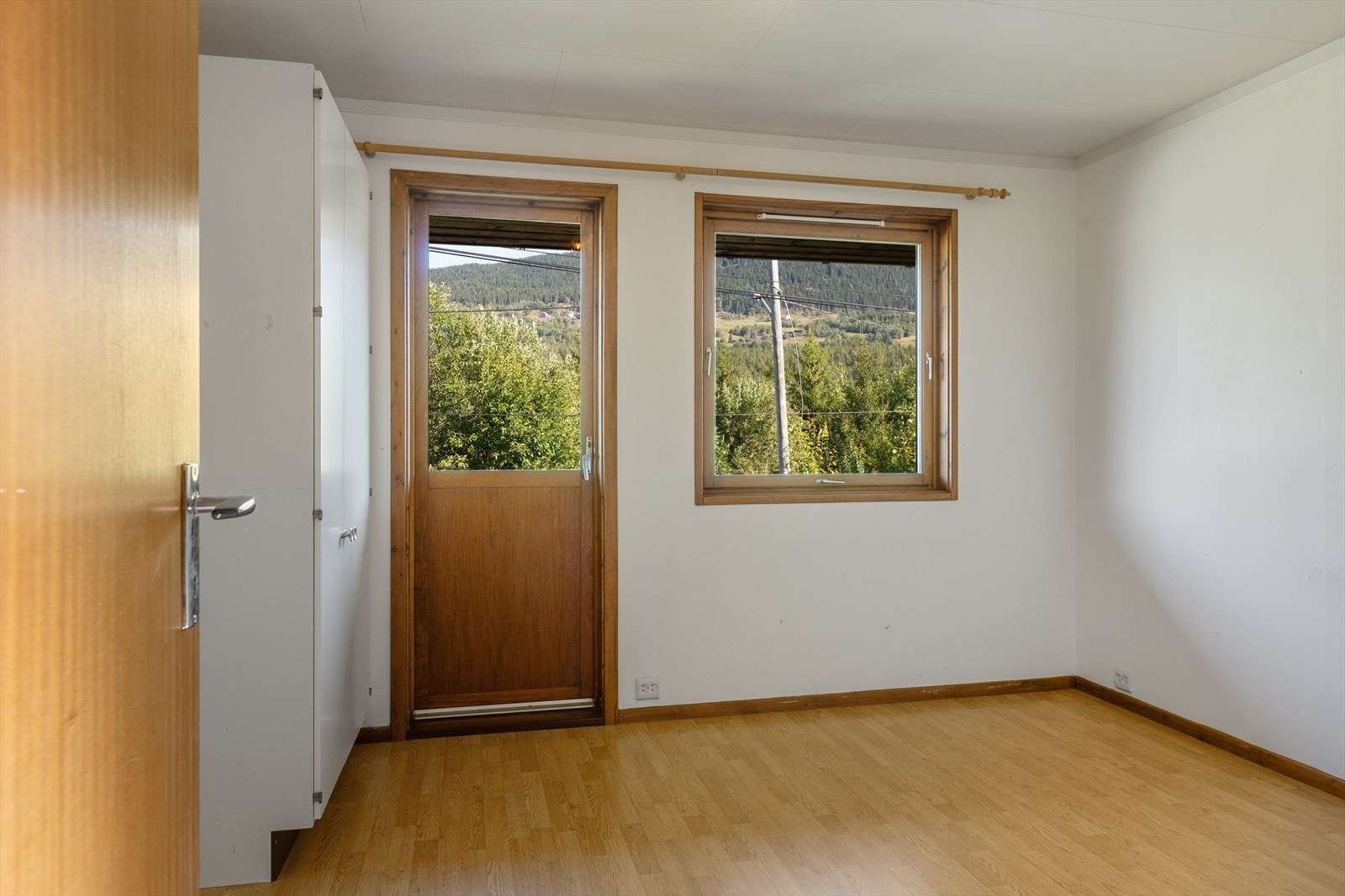boligen er det tre soverom, hvor hovedsoverommet har utgang til overbygd balkong med plass til utemøbler. Galleribilde