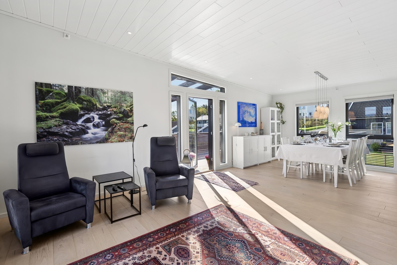 Fra stuen er det utgang til veranda. Galleribilde