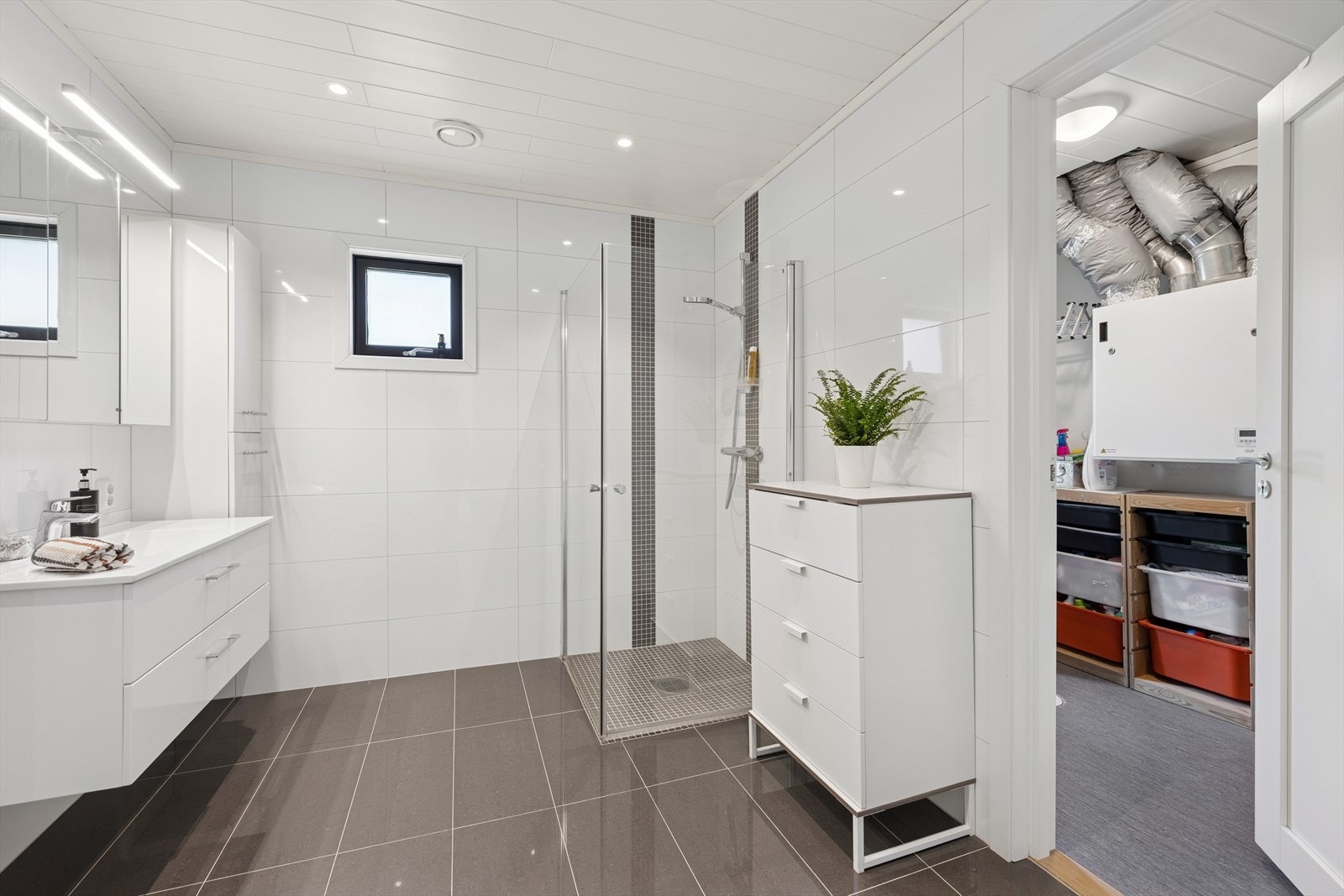 Fra badet er det adkomst til et teknisk rom/vaskerom. Rommet har panelplater på veggene og vinylbelgg på gulv med gulvvarme. Her er det opplegg for vaskemaskin. Teknisk rom er godkjent som bod. Se punkt ferdigattest. Galleribilde