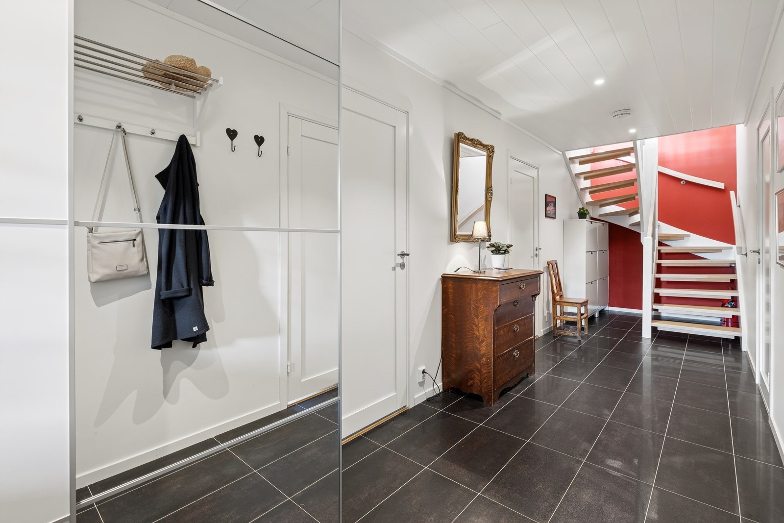 Entré/gang med plass til sko og yttertøy. Galleribilde