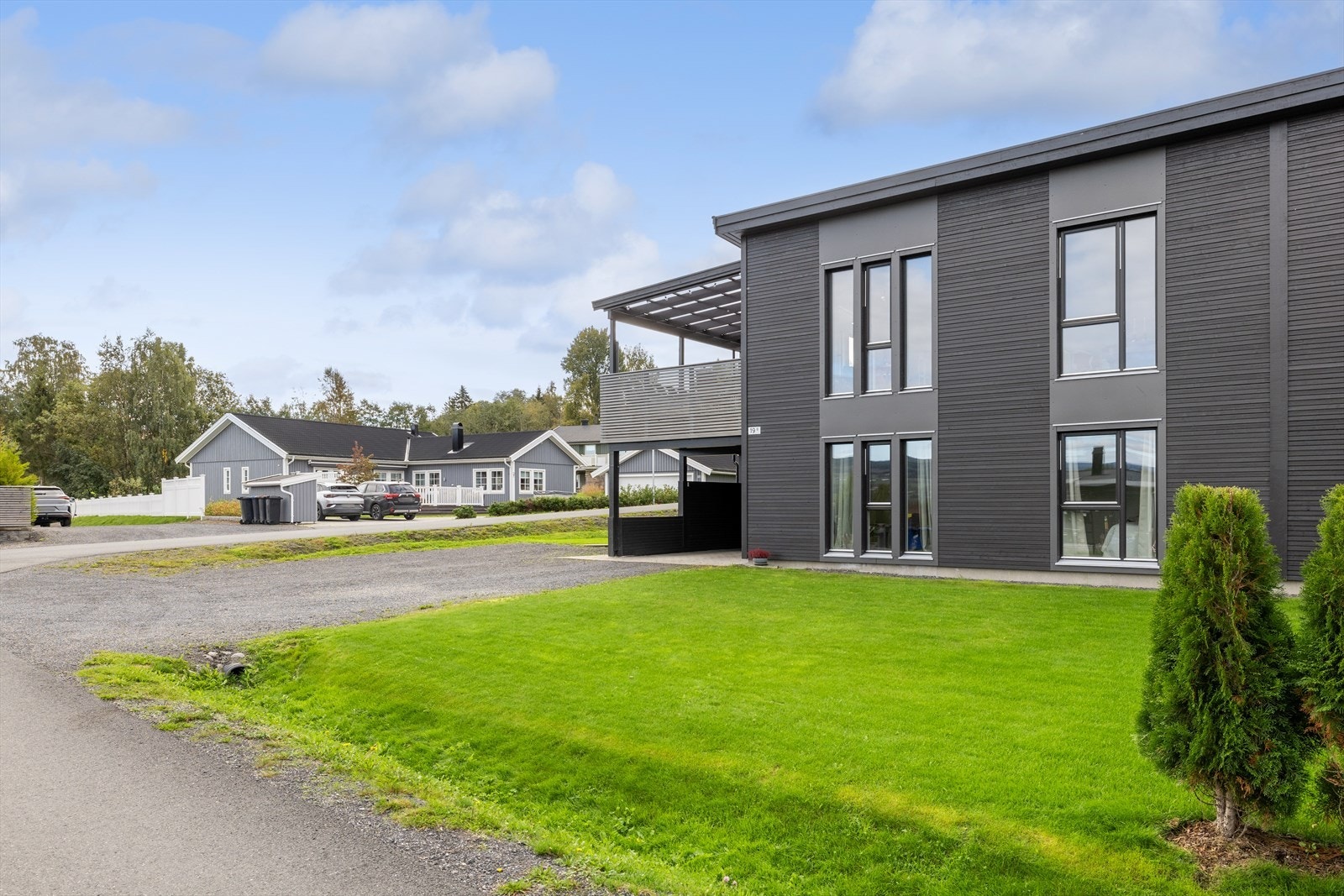 Dette er en flott og moderne halvpart av tomannsbolig beliggende i et rolig og etablert boligområde på Vingrom. Galleribilde