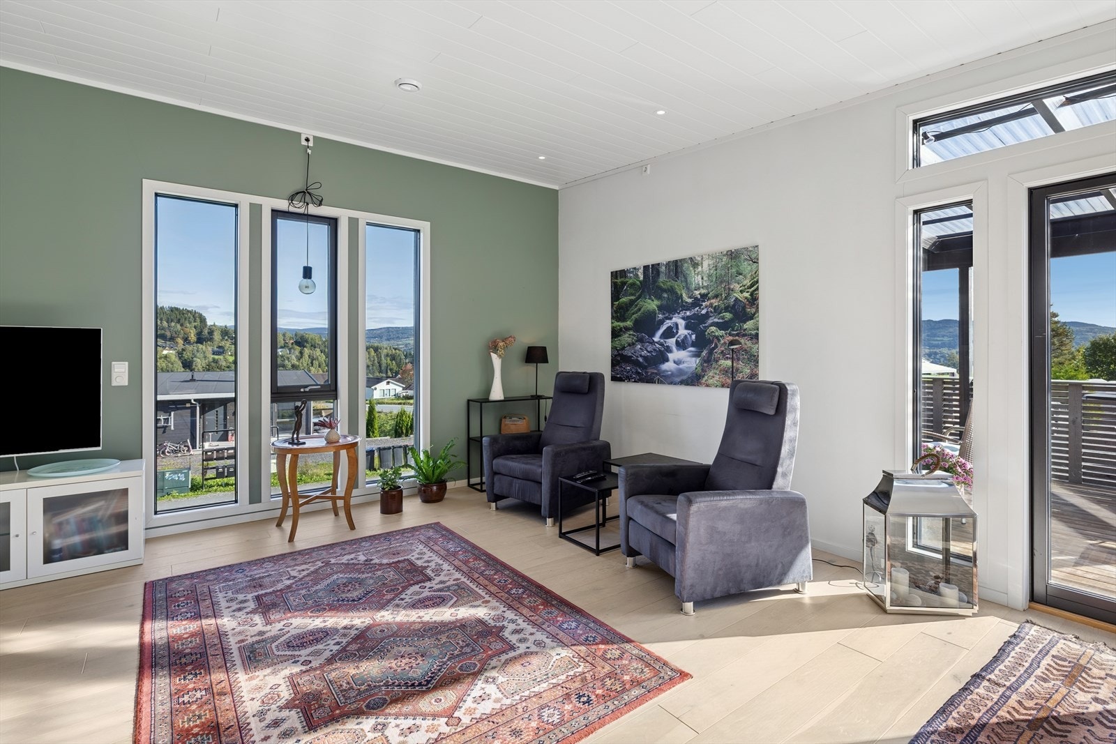 Store vindusflater slipper inn rikelig med naturlig lys. Galleribilde
