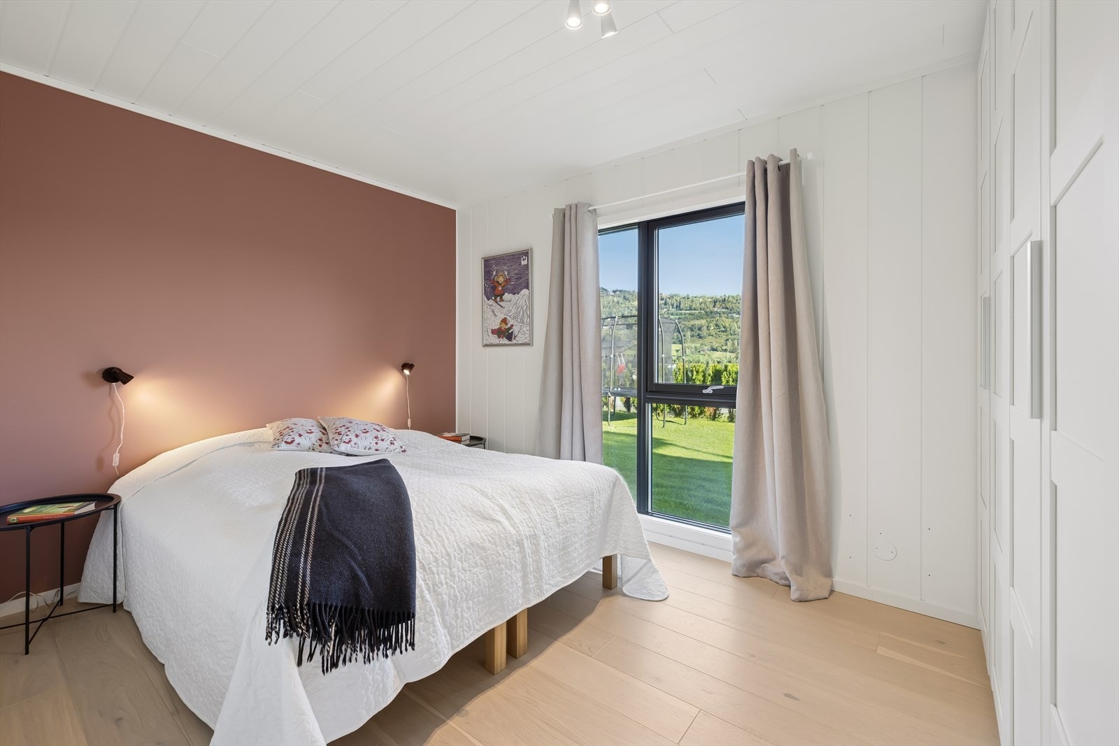 Boligen har totalt 3 soverom. Rommene er av god størrelse og har plass til seng og garderobeskap. Galleribilde