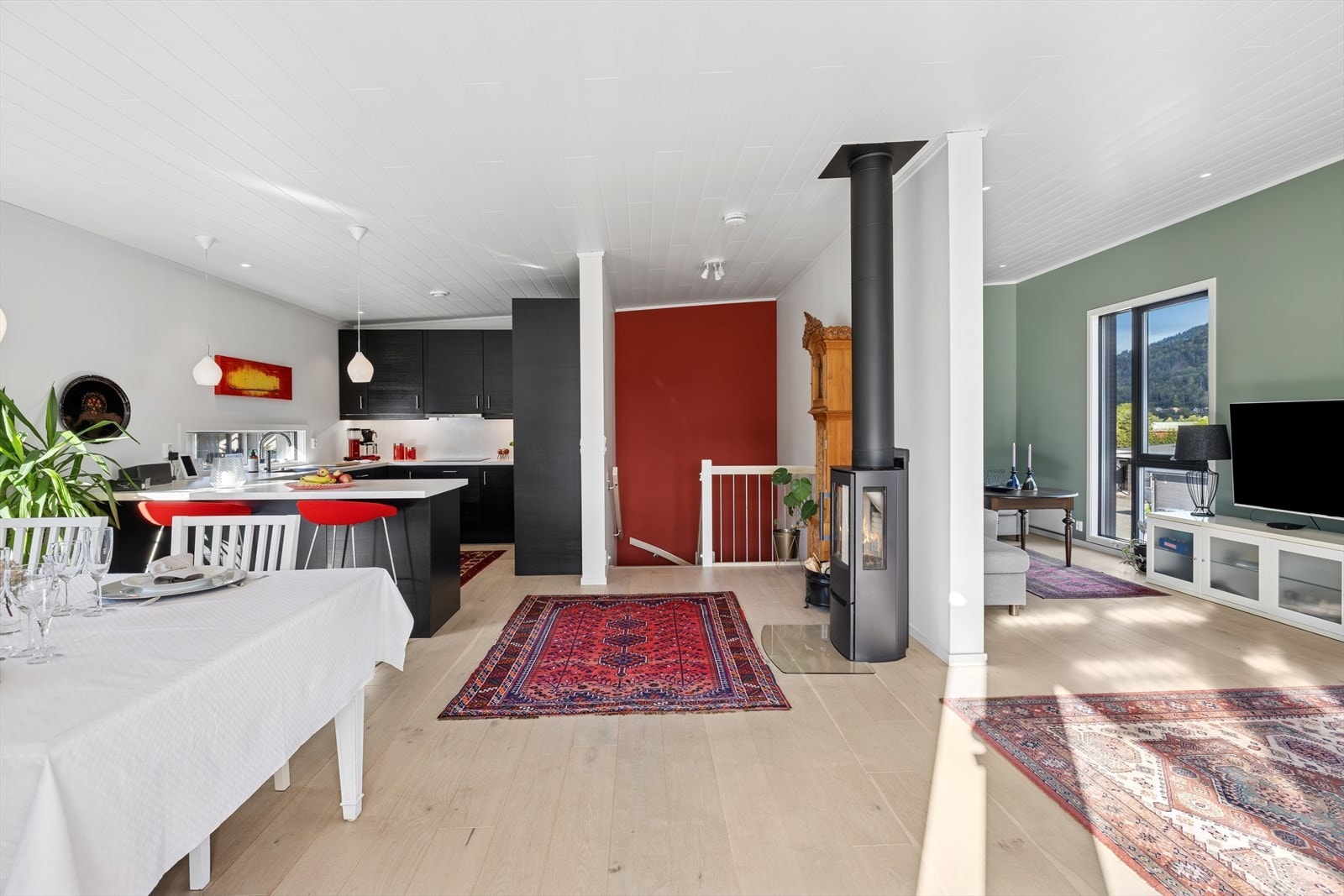 Kjøkkenet ligger i åpen løsning til stuen. Galleribilde