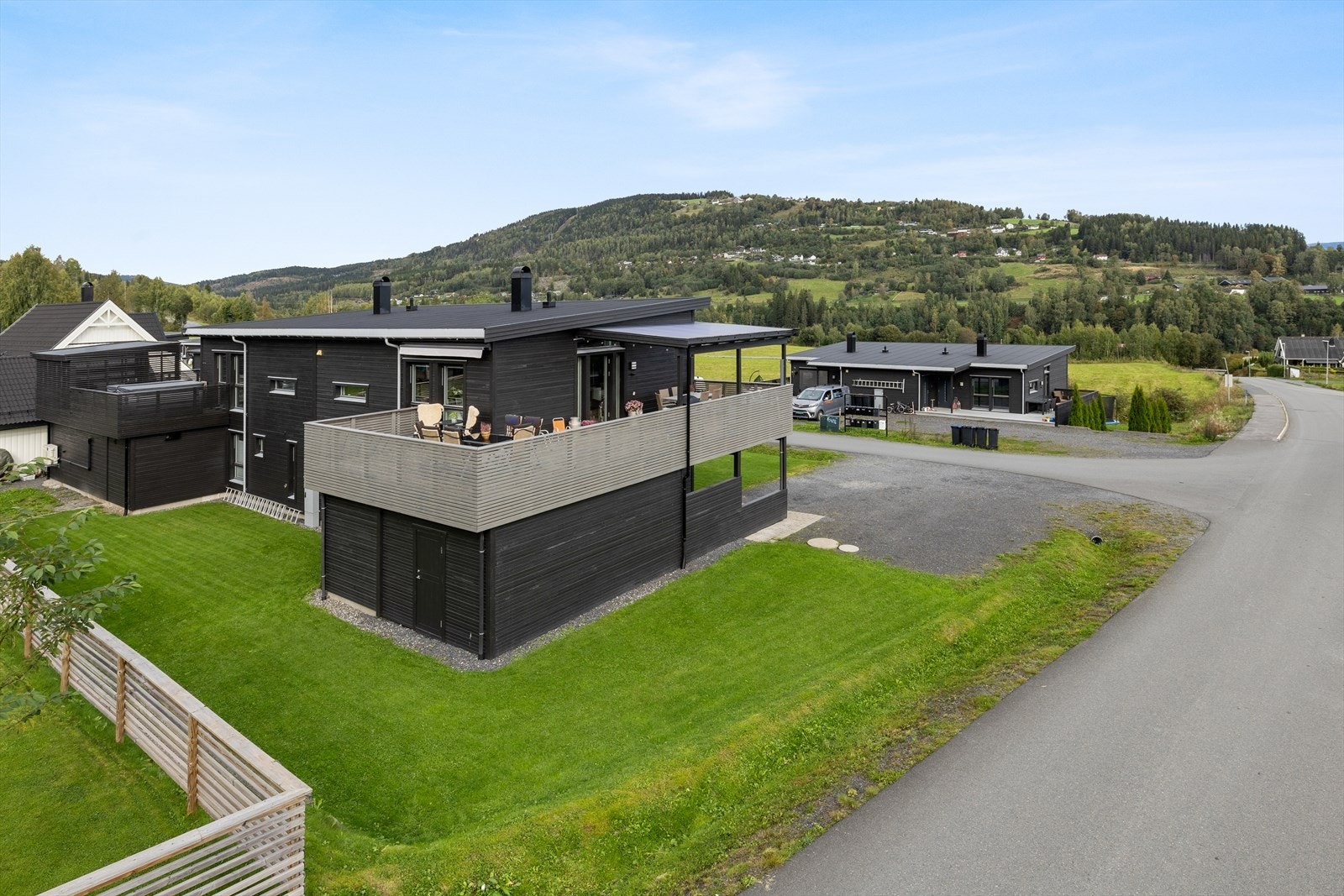 Her bor du i naturskjønne omgivelser med utsikt, kort vei til barnehage, skole og dagligvare, og kun 10 km fra Lillehammer sentrum. Galleribilde