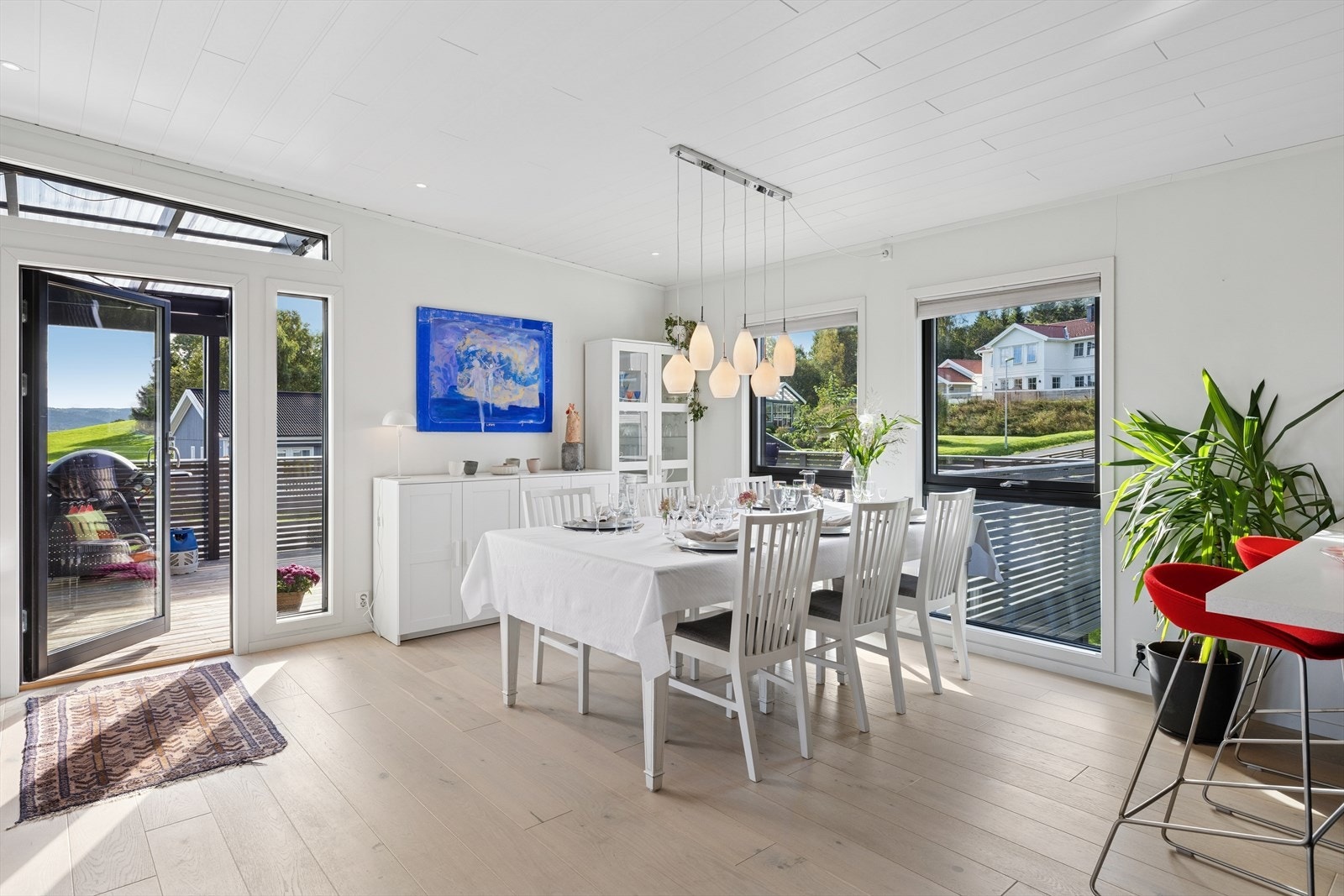 God plass til spisebord der man kan samle famile og venner til hyggelig sammenkomster. Galleribilde