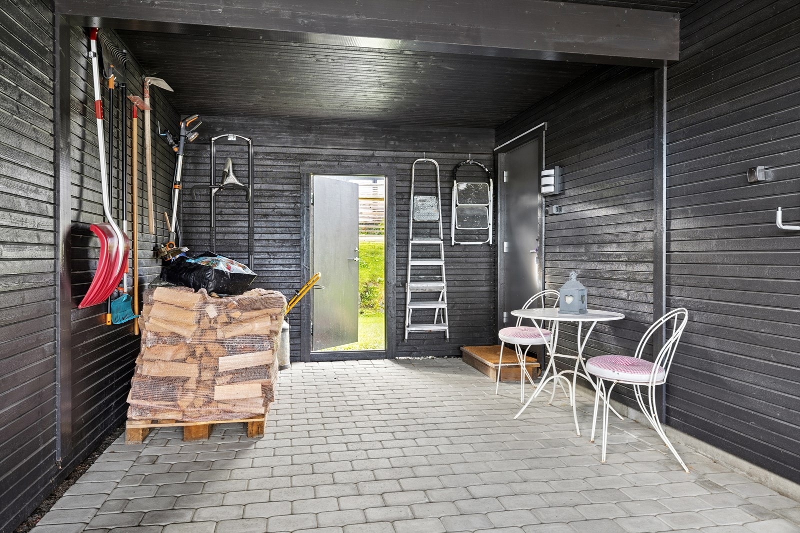 Godt med lagringsplass i carporten og adkomst til en praktisk sportsbod. Galleribilde