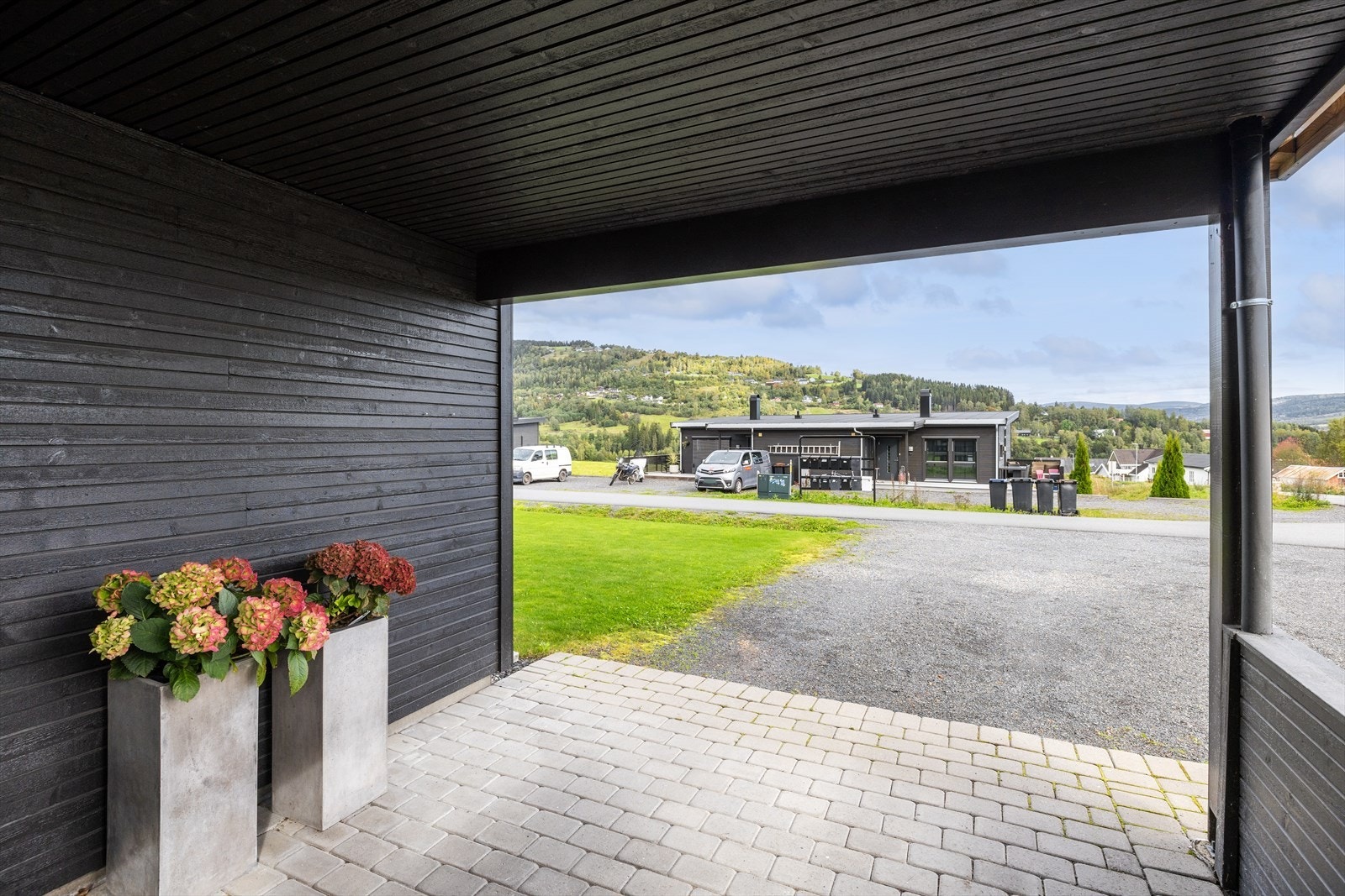 Praktisk carport. Galleribilde