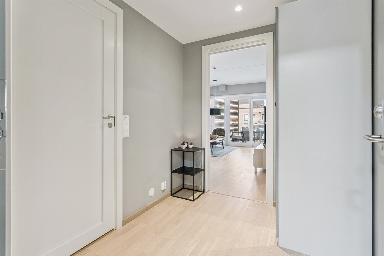 Fra entréen åpner leiligheten seg opp og gir direkte tilgang til stue og kjøkken. Galleribilde