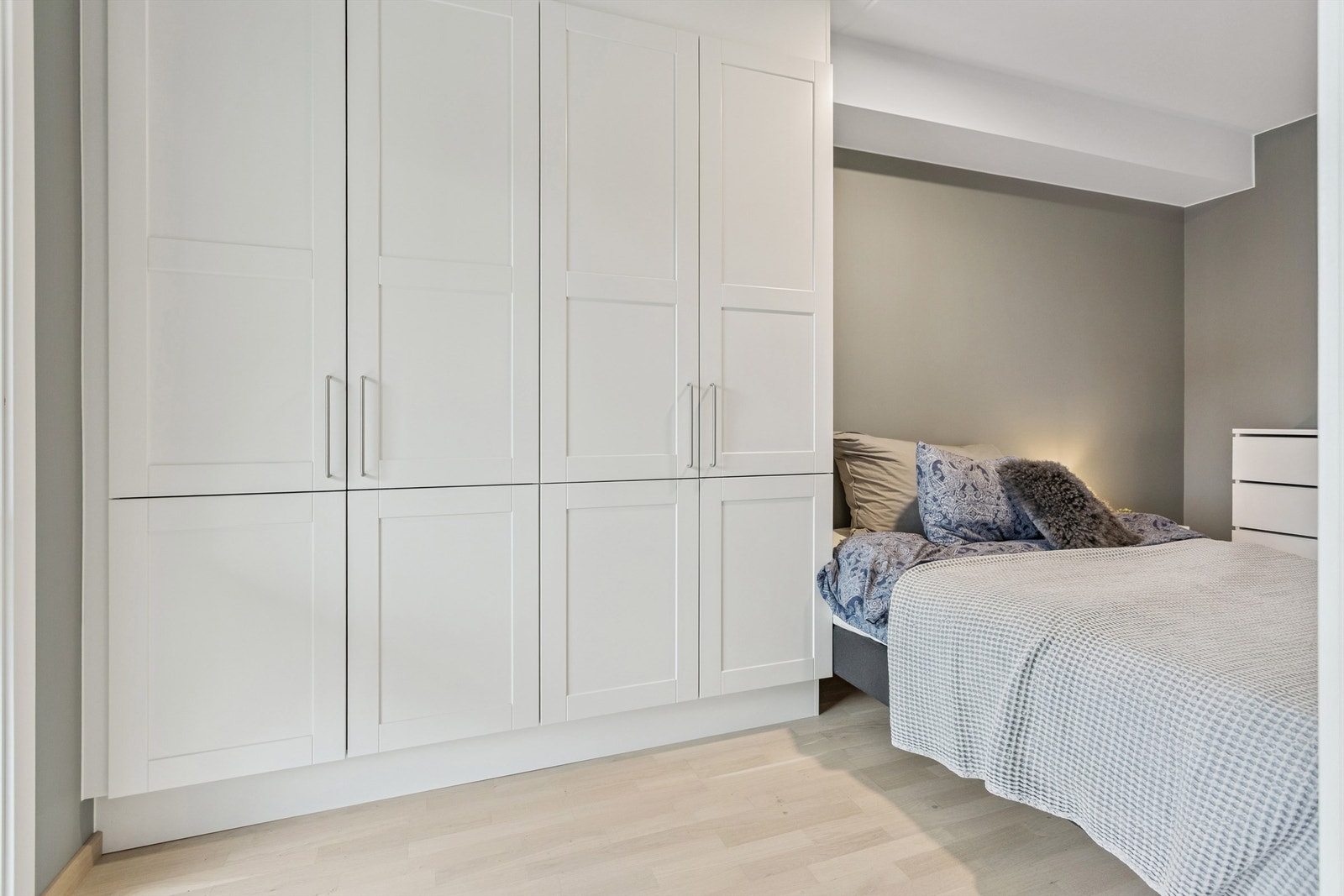 En romslig garderobeløsning gir rikelig med oppbevaringsplass for klær og utstyr. Galleribilde