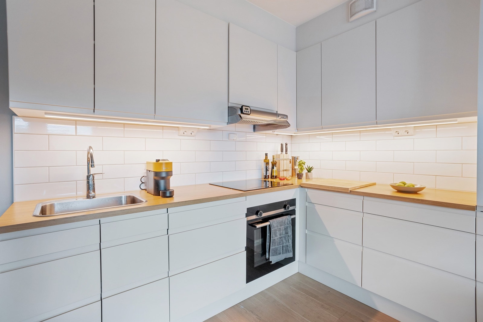 Kjøkkeninnredningen fra HTH har slette fronter, integrerte hvitevarer og god lagringsplass. Galleribilde