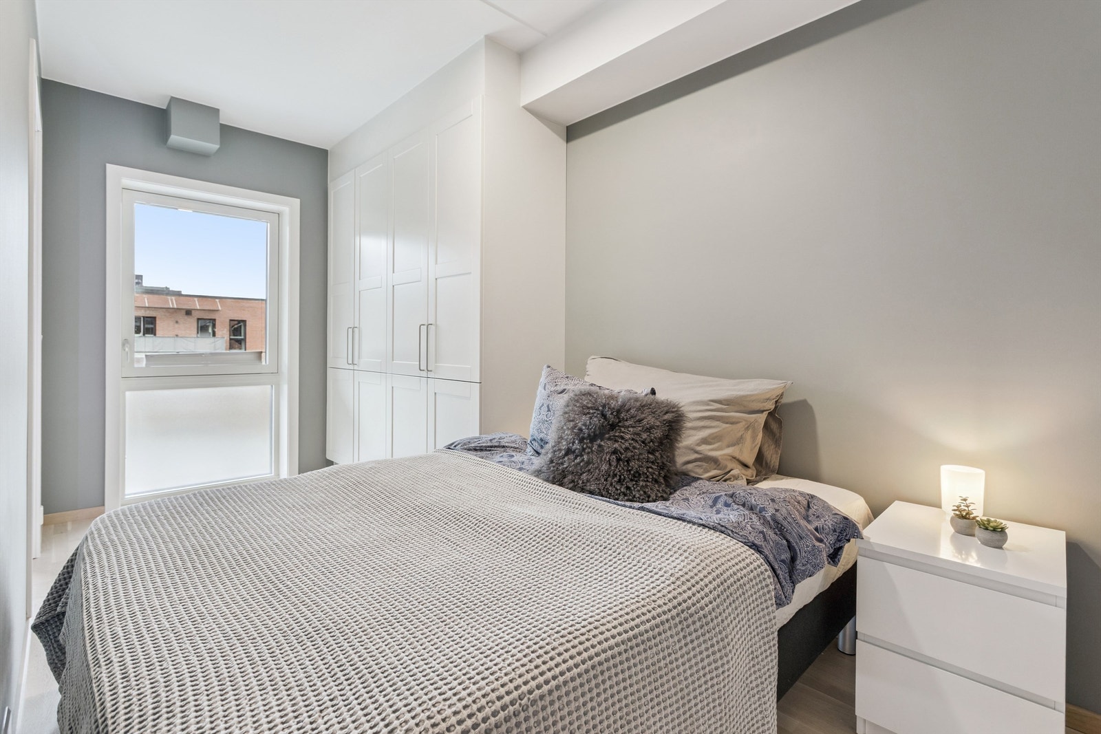 Soverommet har plass til dobbeltseng og er utstyrt med vannbåren gulvvarme for jevn temperatur. Galleribilde