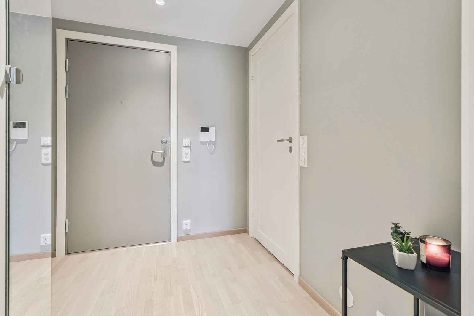 Entréen er utstyrt med porttelefon og har vannbåren gulvvarme som gir en behagelig velkomst. Galleribilde