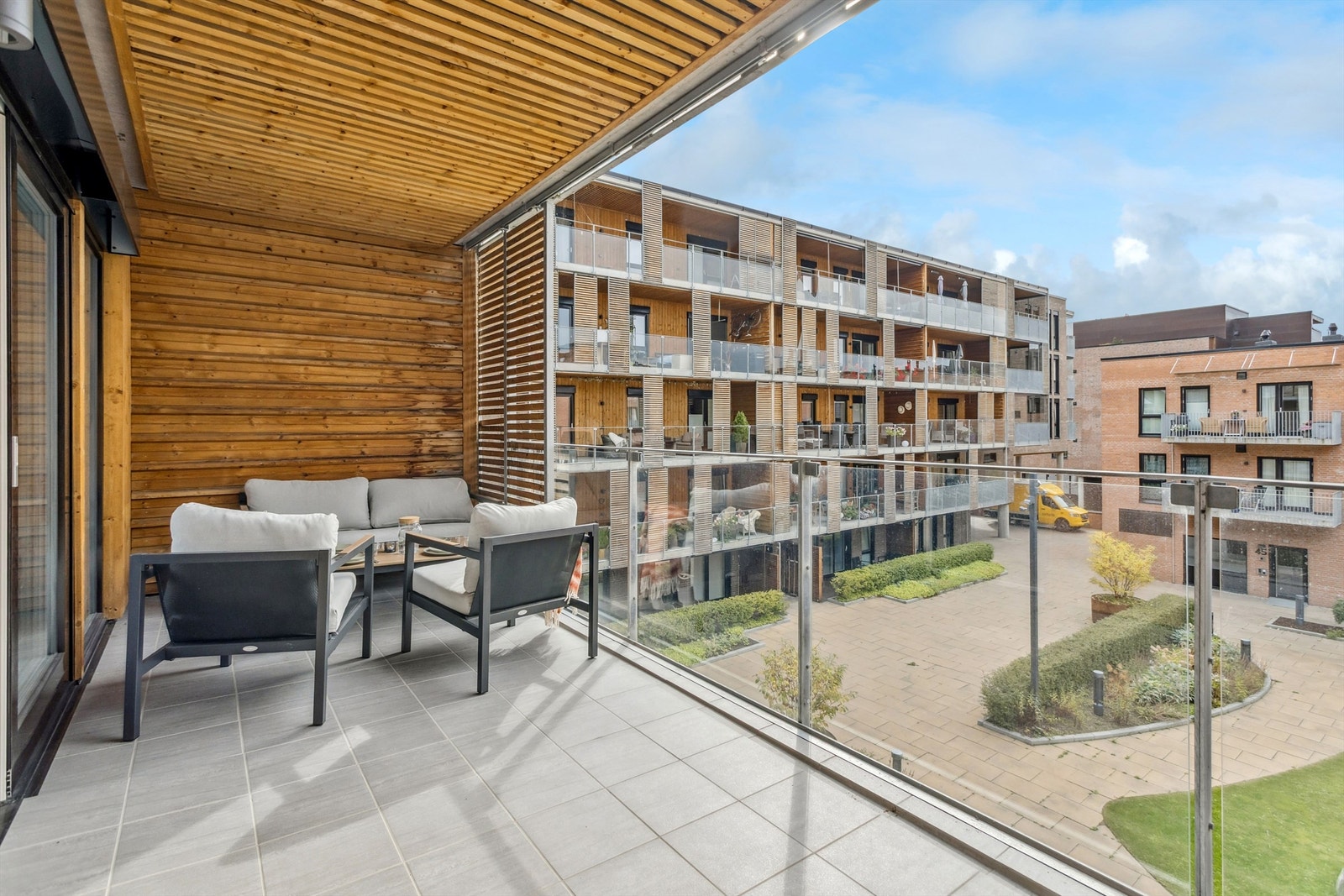 Balkongen på 14 m² er en flott forlengelse av stuen, med god plass til utemøbler. Galleribilde