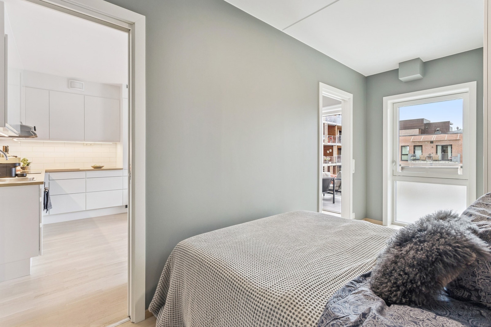 Fra soverommet er det enkel adkomst til resten av leilighetens funksjoner. Galleribilde