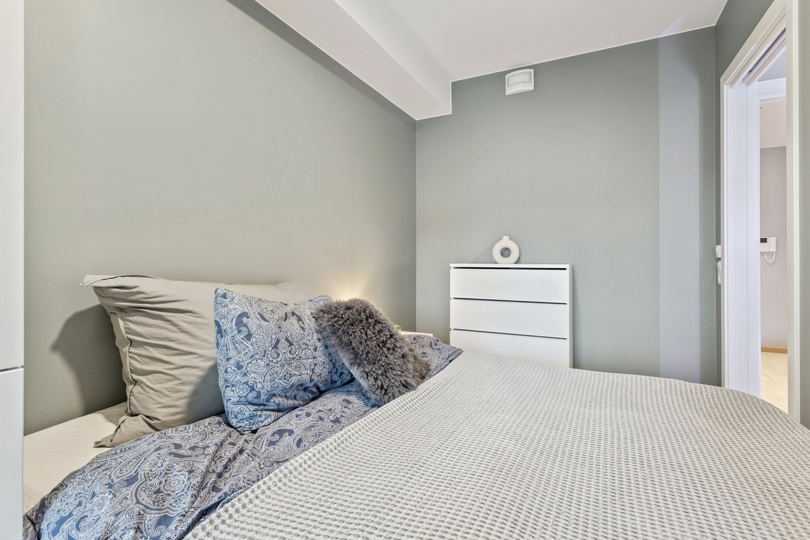 Rommet er lyst og har en nøytral fargepalett, som gir et godt utgangspunkt for personlig innredning. Galleribilde