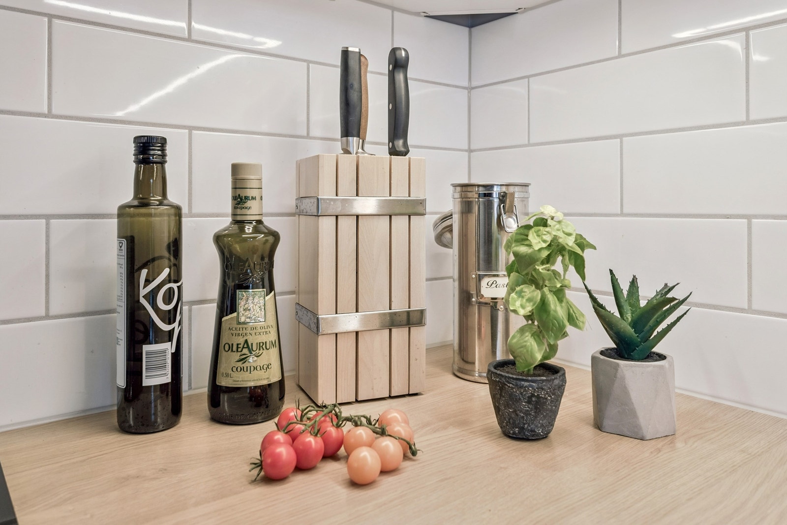 Laminatbenkeplaten gir gode arbeidsflater, og belysning under overskapene sikrer et godt arbeidslys. Galleribilde