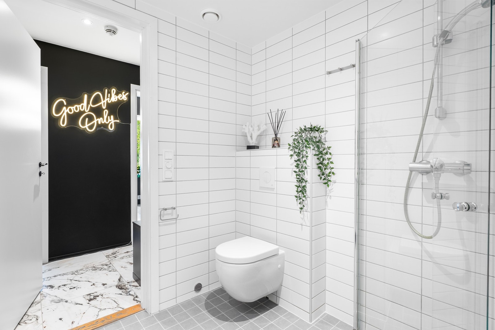 Baderom og wc har genial plassering i leiligheten, i forhold til både soverom og stuedelen Galleribilde