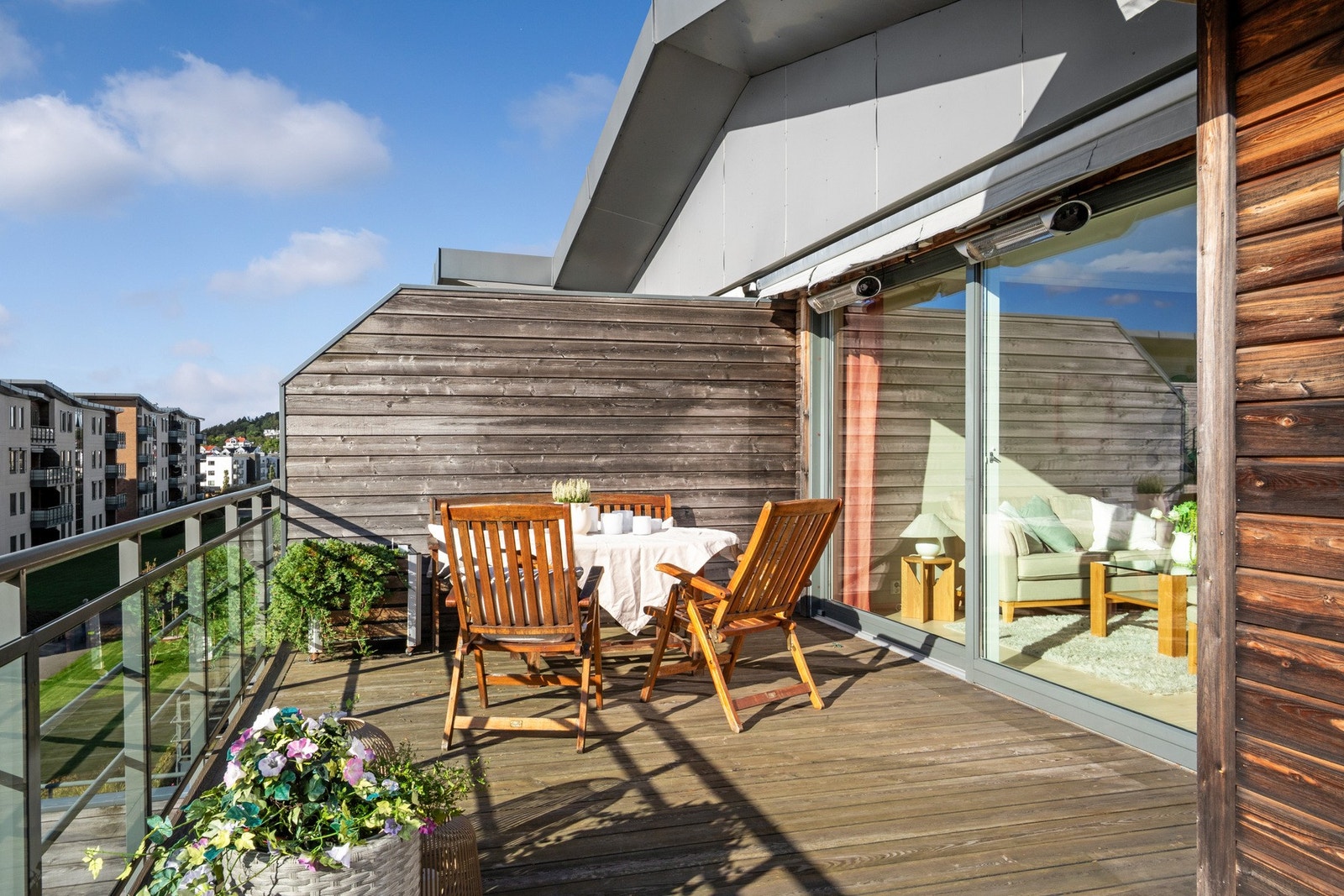 Høye levegger sørger for skjermede og lune forhold. Galleribilde