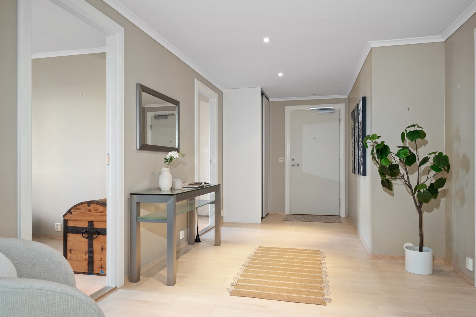 Lys og romslig entré med downlights, parkett og vannbåren gulvvarme ønsker deg velkommen. Galleribilde