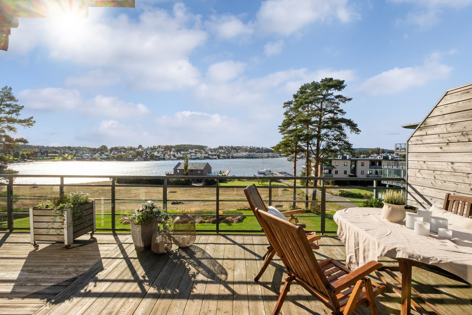 Stor vestvendt balkong med sol fra tidlig formiddag til sen kveld. Galleribilde